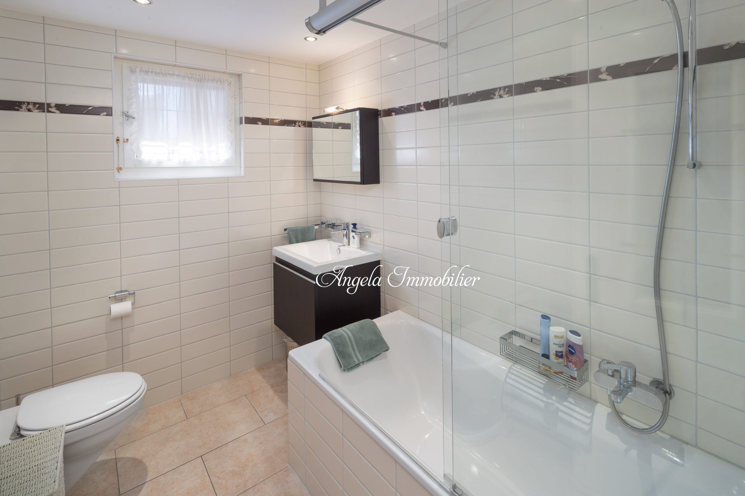 Modernes Badezimmer mit Badewanne und Glasabtrennung