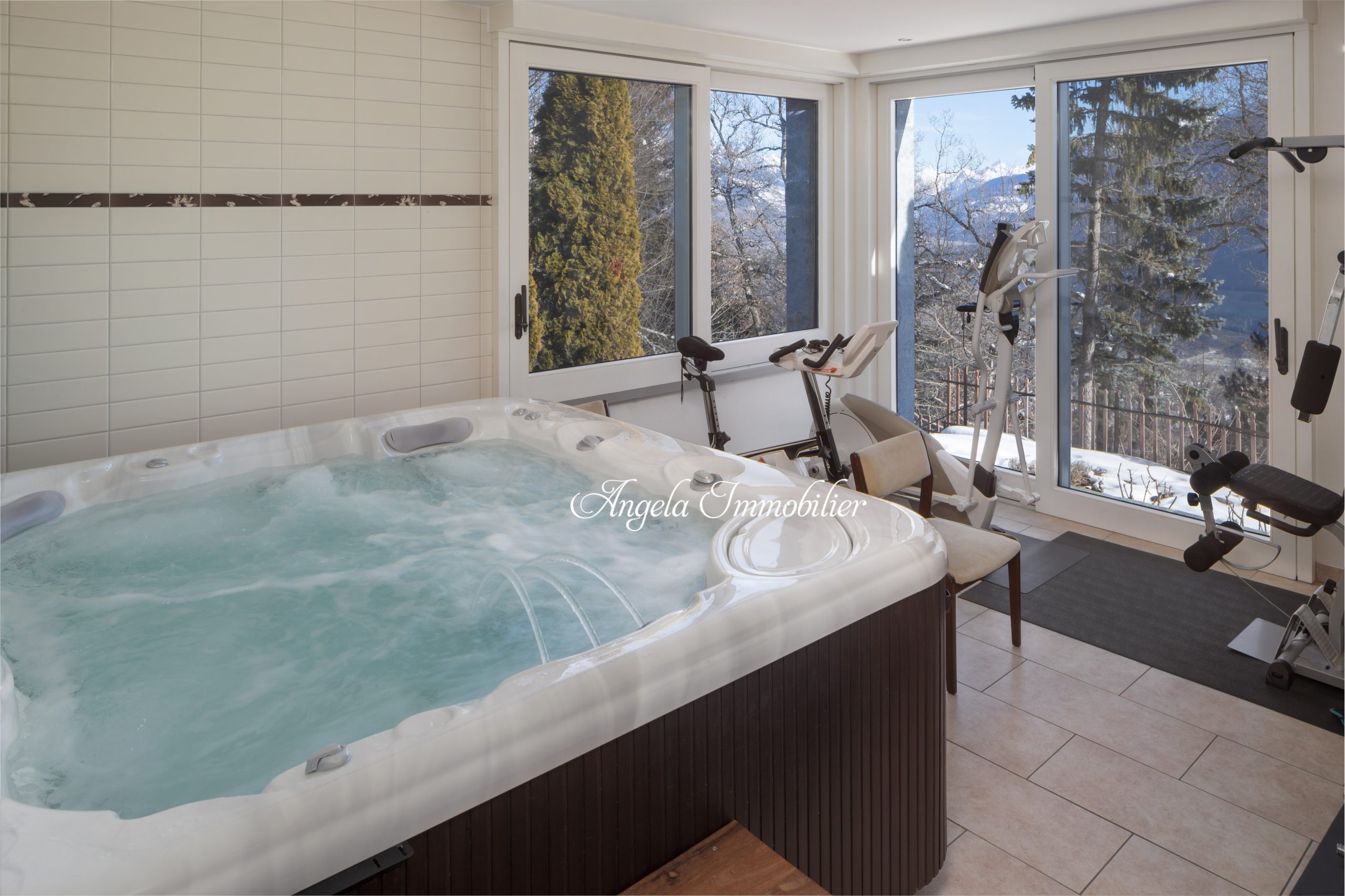 Whirlpoolraum mit Panoramafenstern