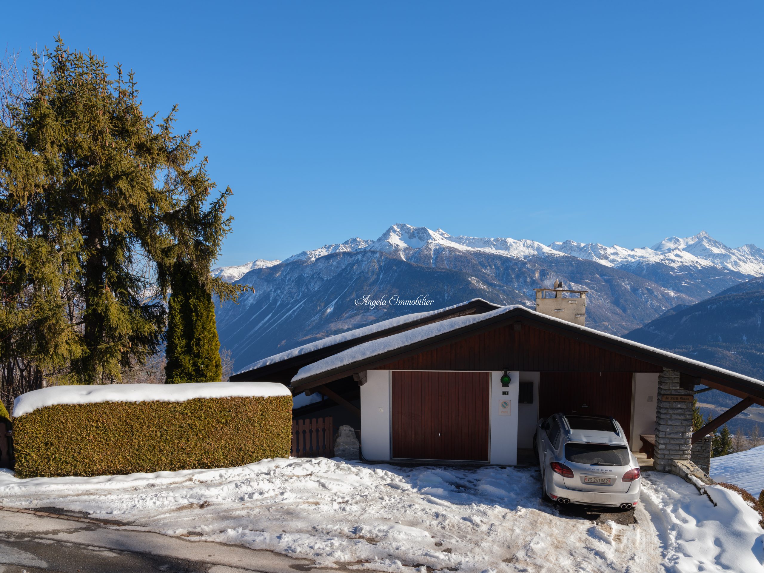 Bergchalet mit Garage und Alpenblick
