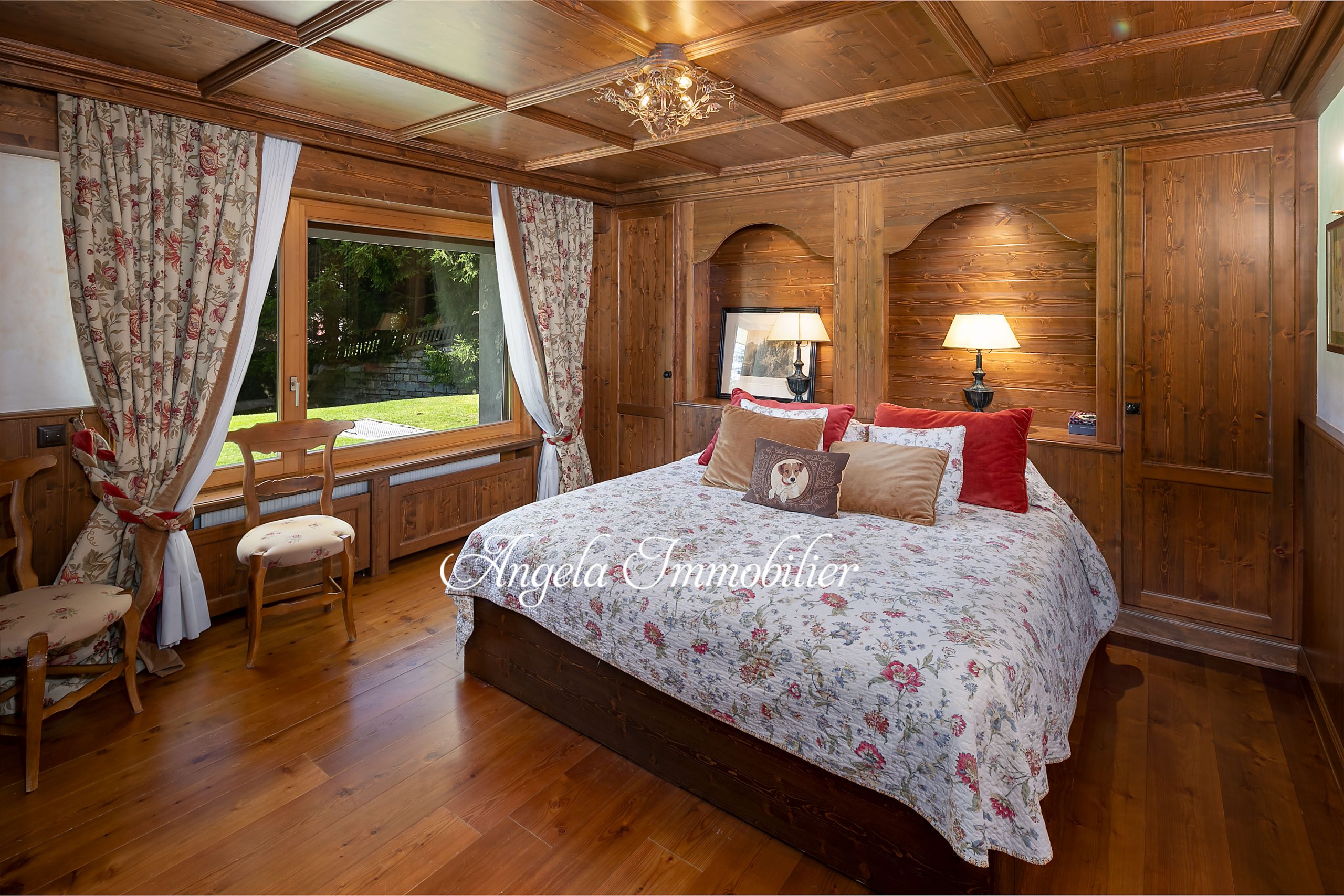 Gemütliches, holzgetäfeltes Schlafzimmer mit floralem Dekor