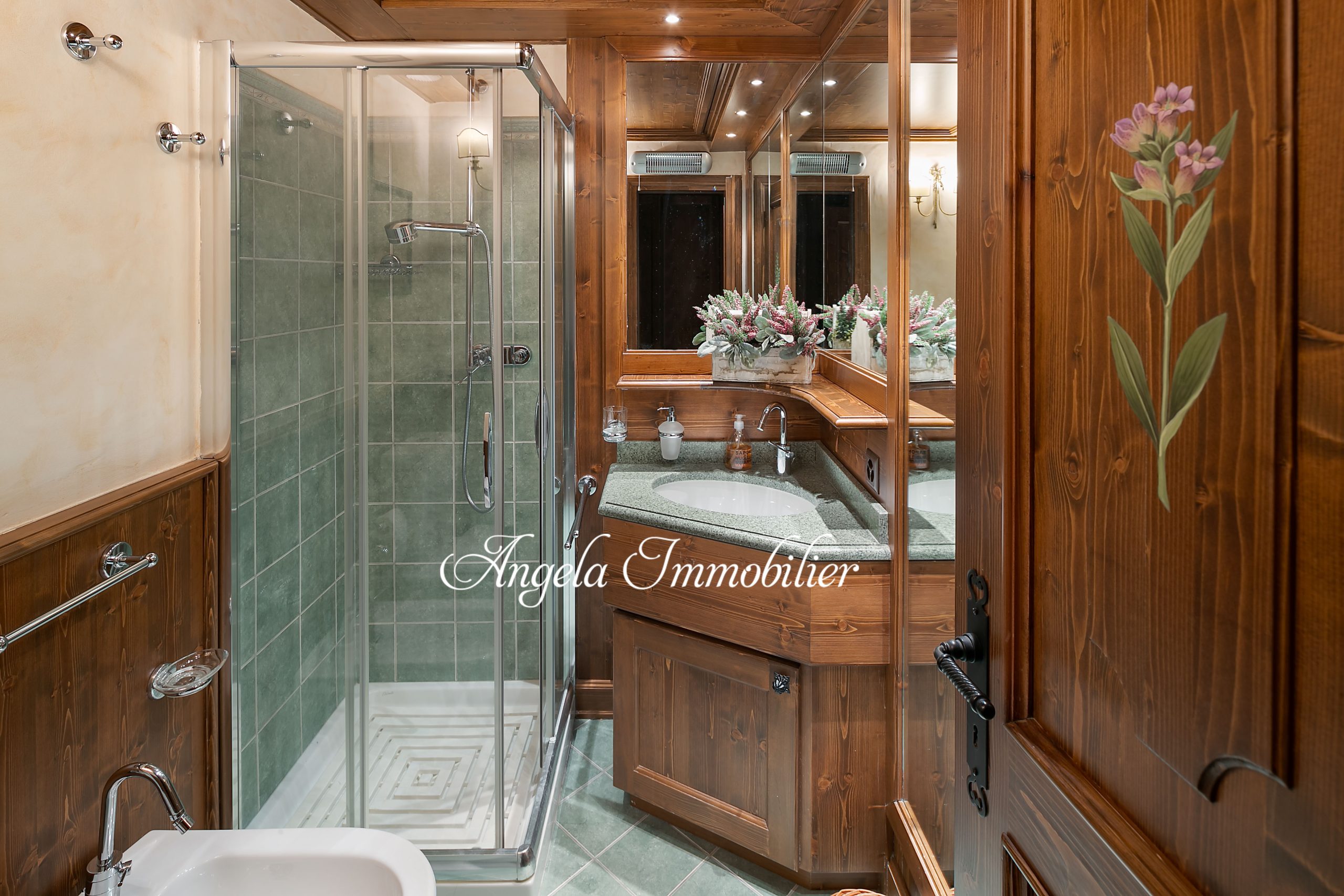 Rustikales Badezimmer mit Holzvertäfelung und Glasdusche