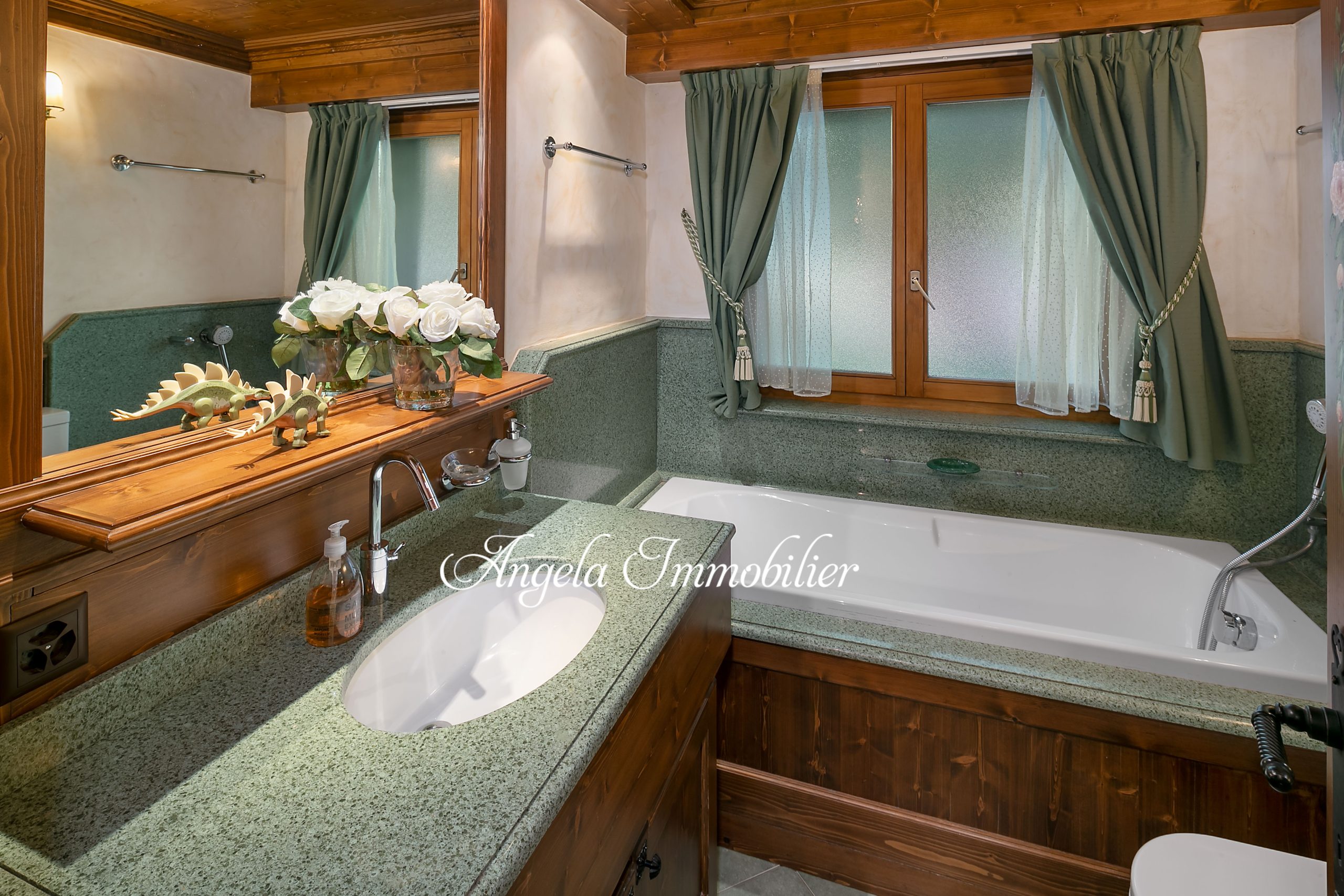 Helles Badezimmer mit Holz und Grünstein