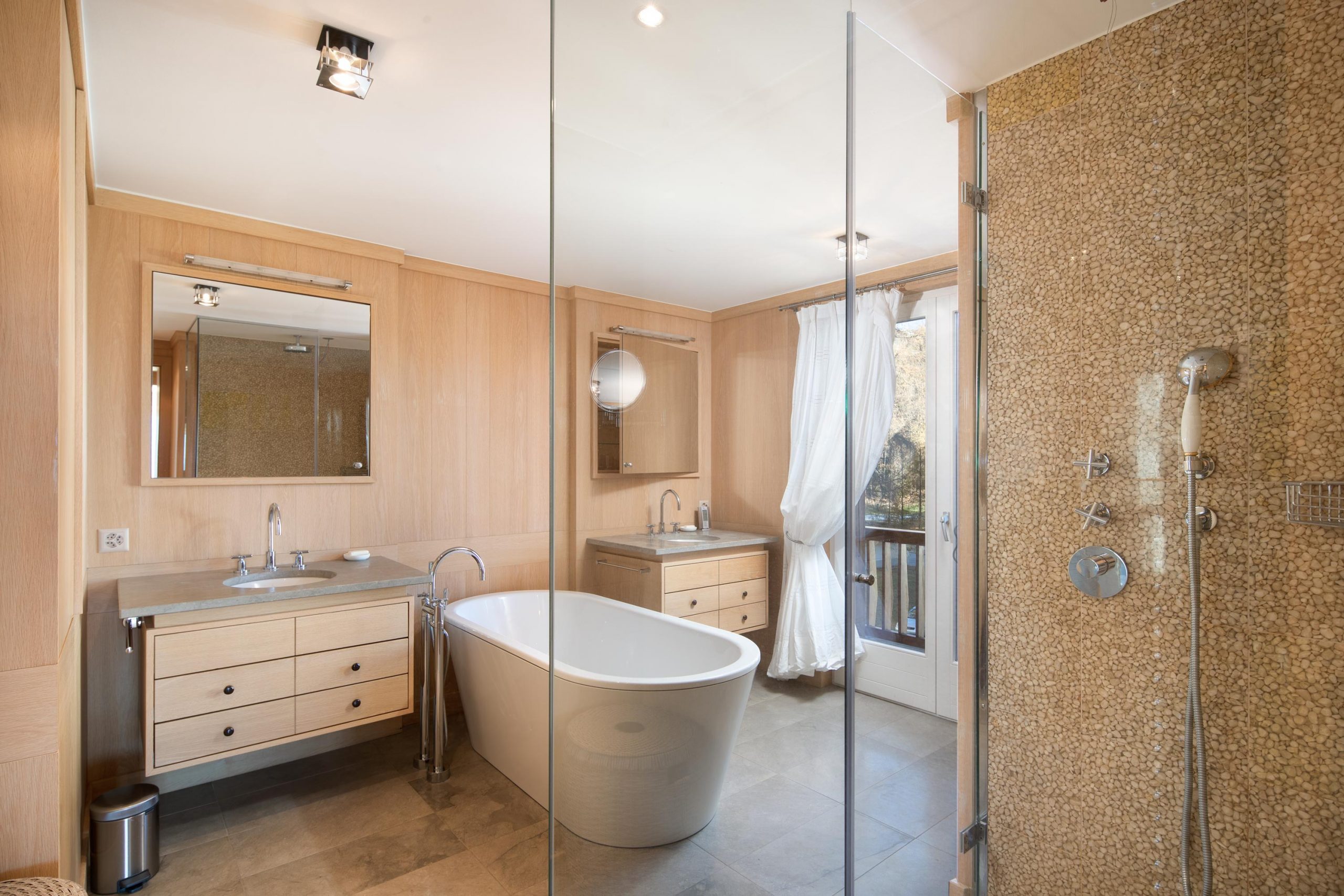 Modernes Badezimmer mit Badewanne und begehbarer Dusche