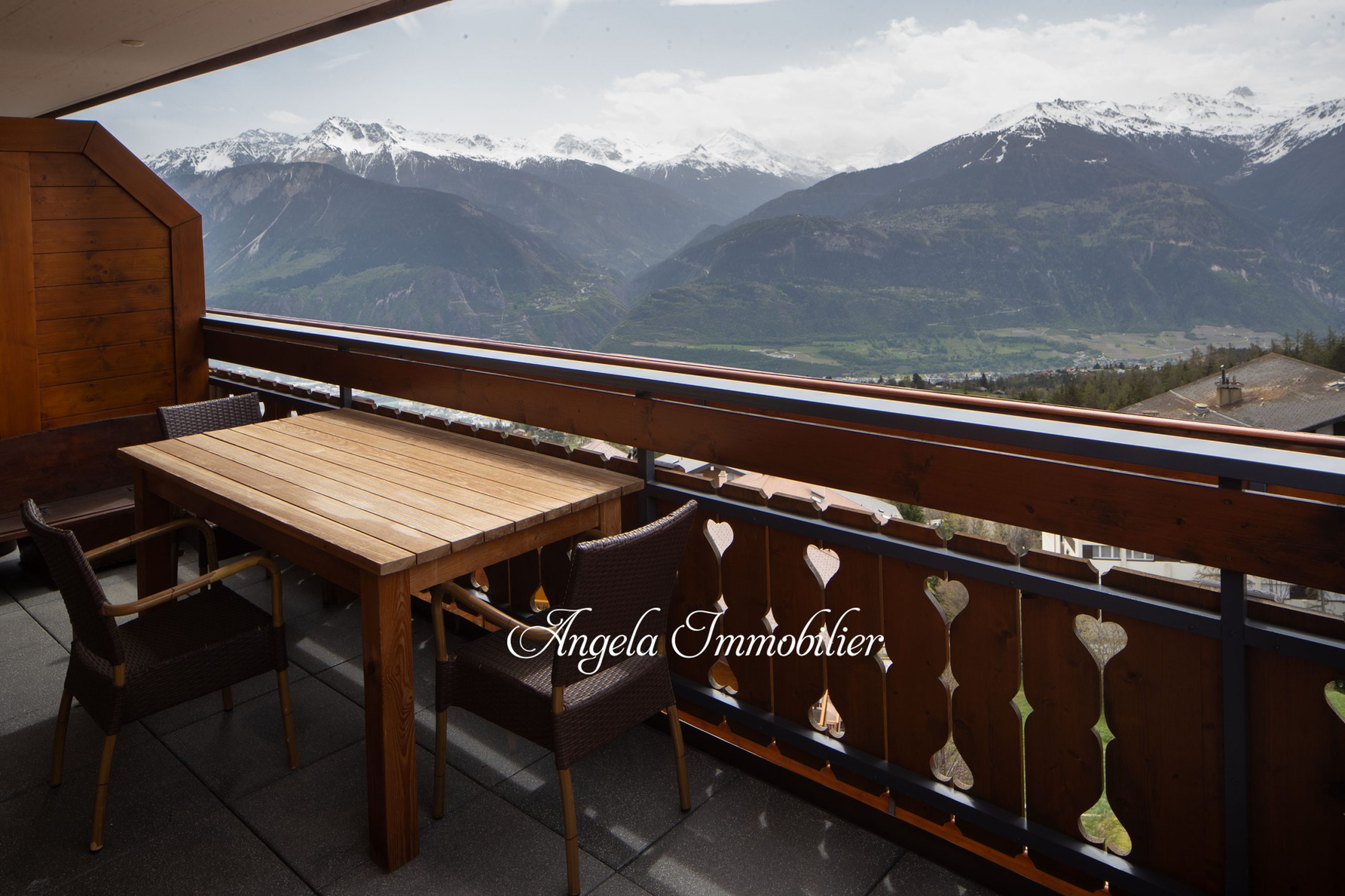 Balkon mit Bergpanorama