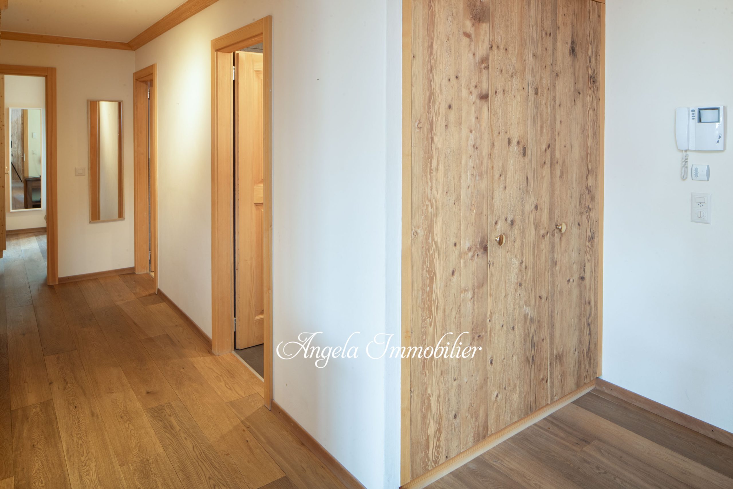 Flur mit Holzoptik
