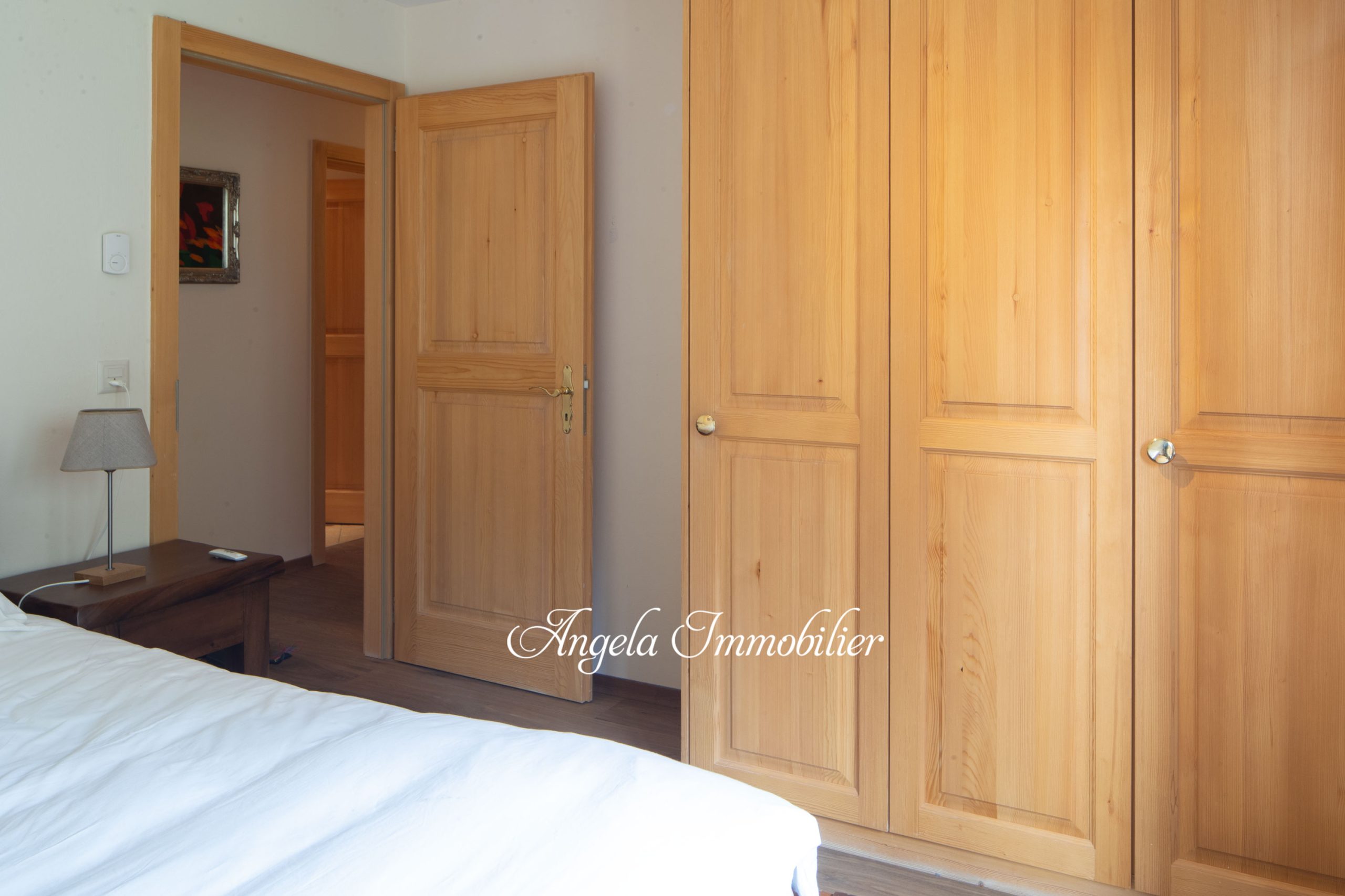 Schlafzimmer mit Holzschrank