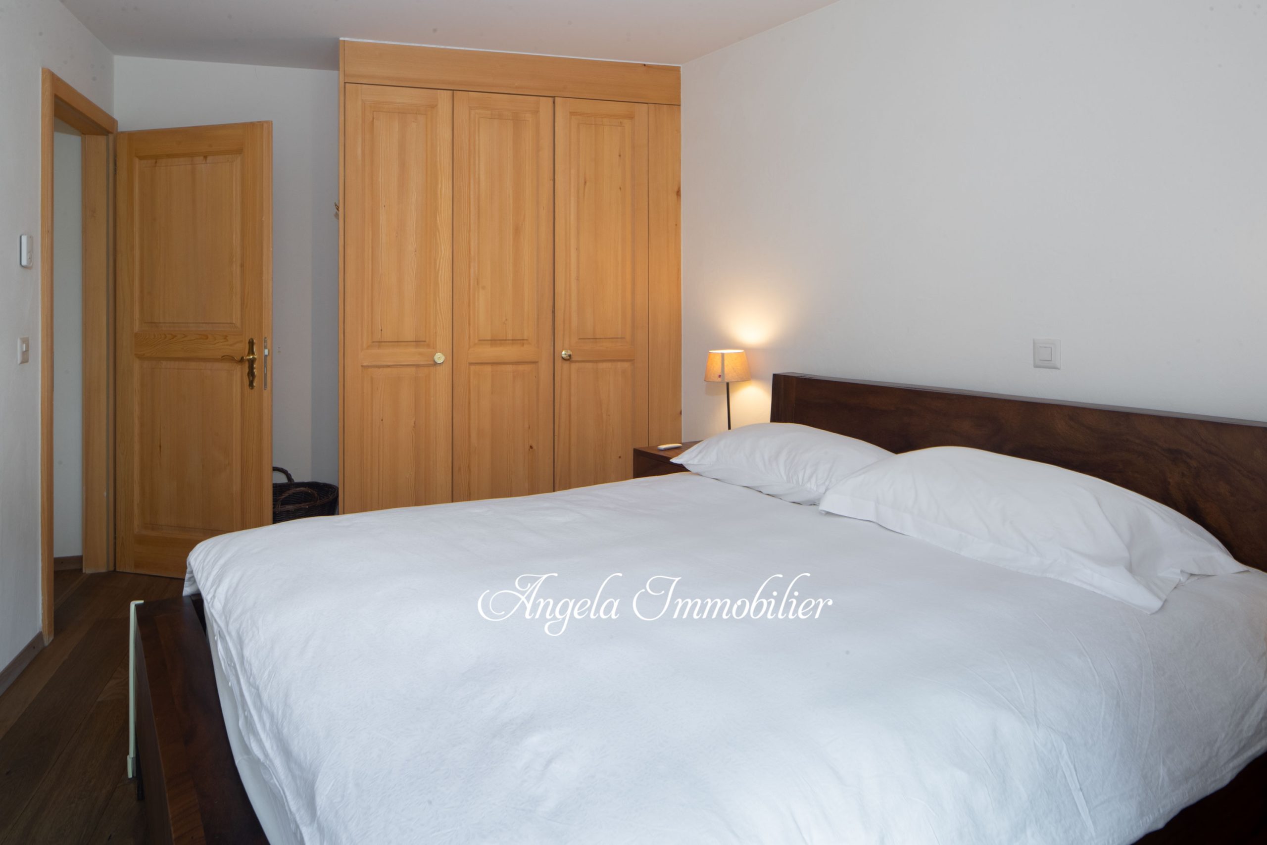 Schlafzimmer mit Holzschränken