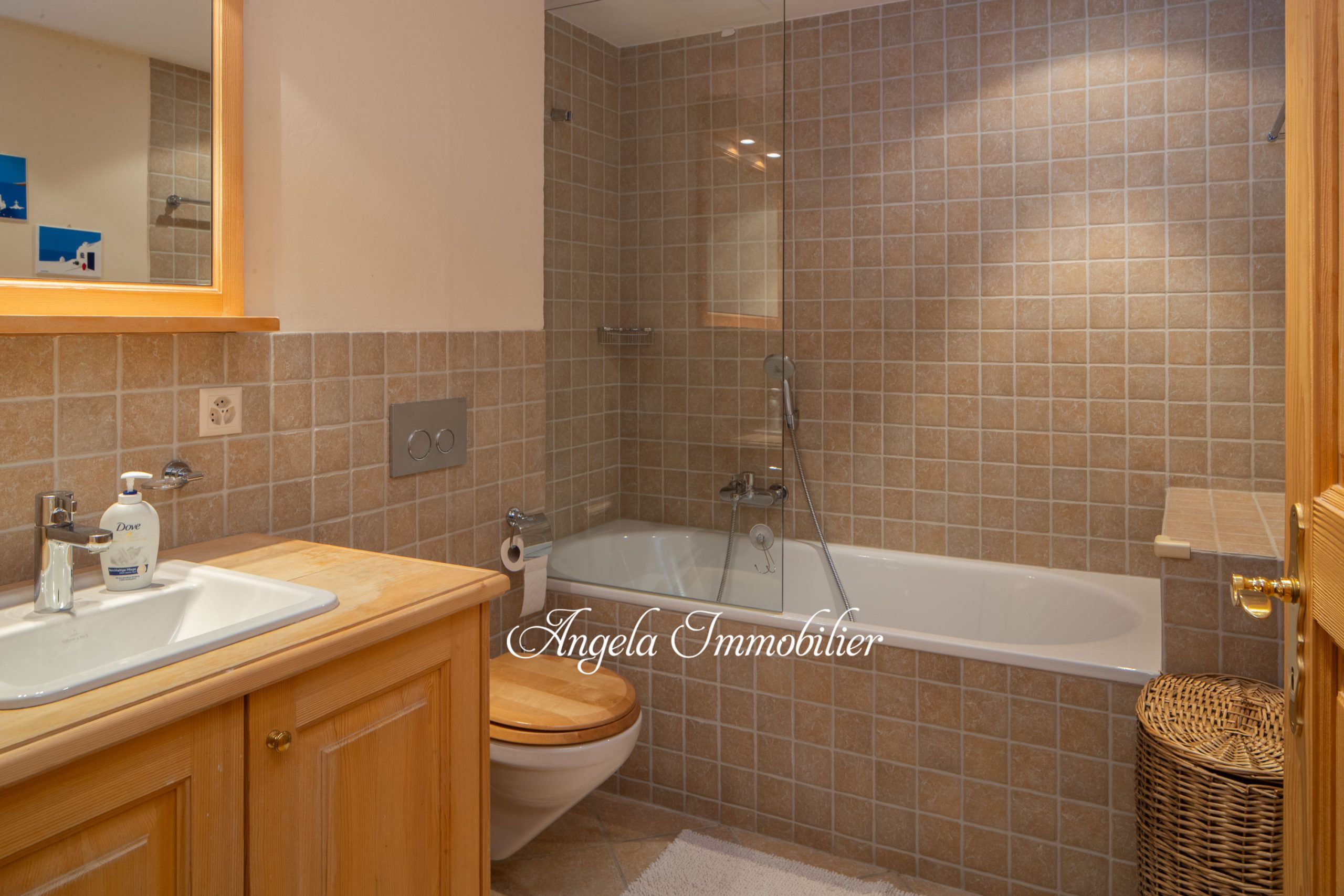 Modernes Badezimmer mit Badewanne und Holzwaschtisch