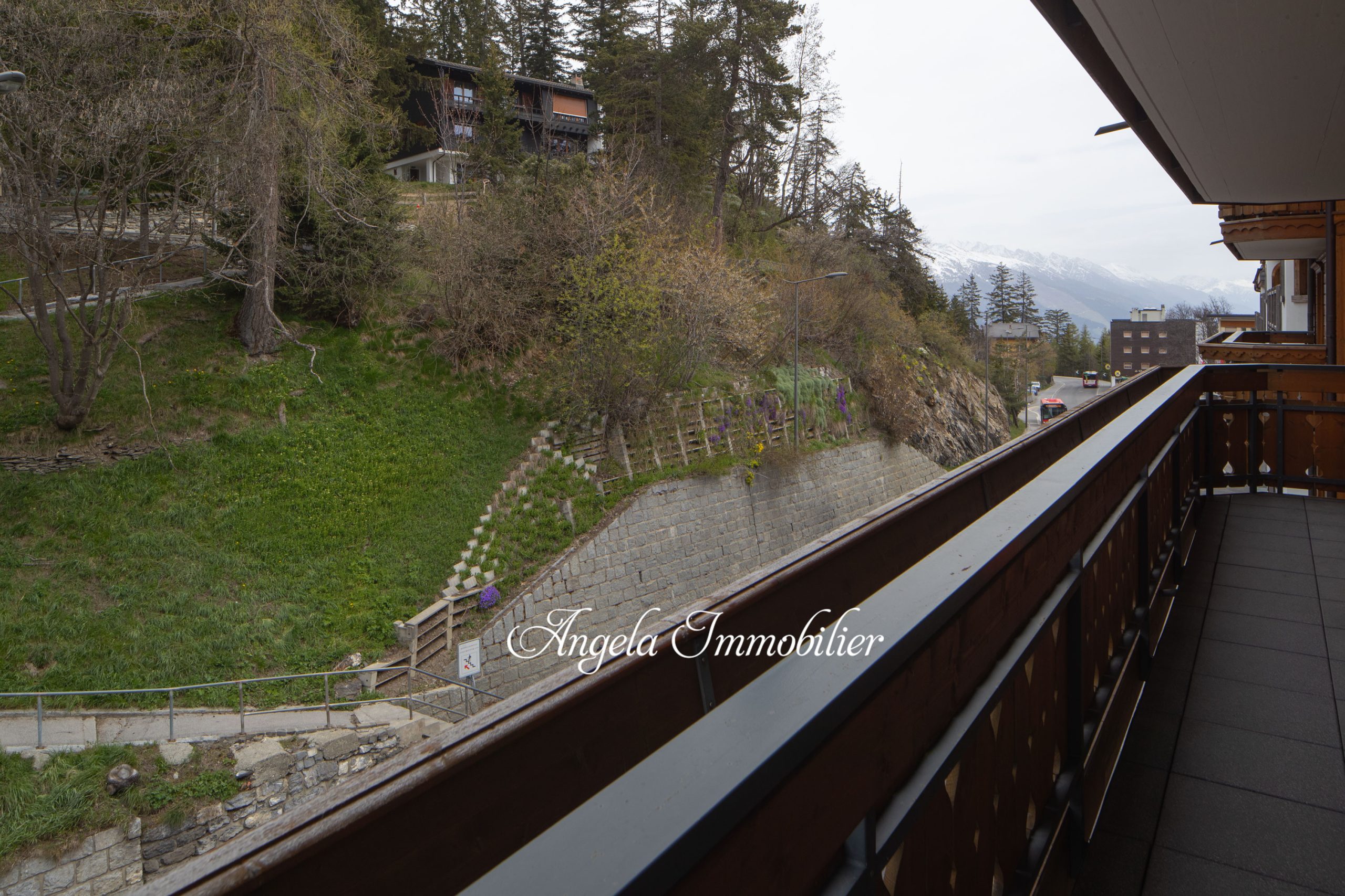 Balkon mit Berg- und Talblick