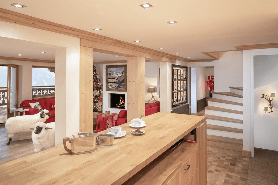 Offener Wohnbereich mit Holzdetails