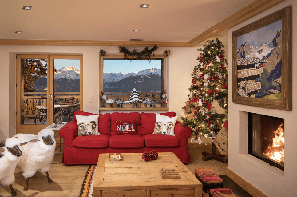 Gemütliches Wohnzimmer mit Kamin und Alpenblick
