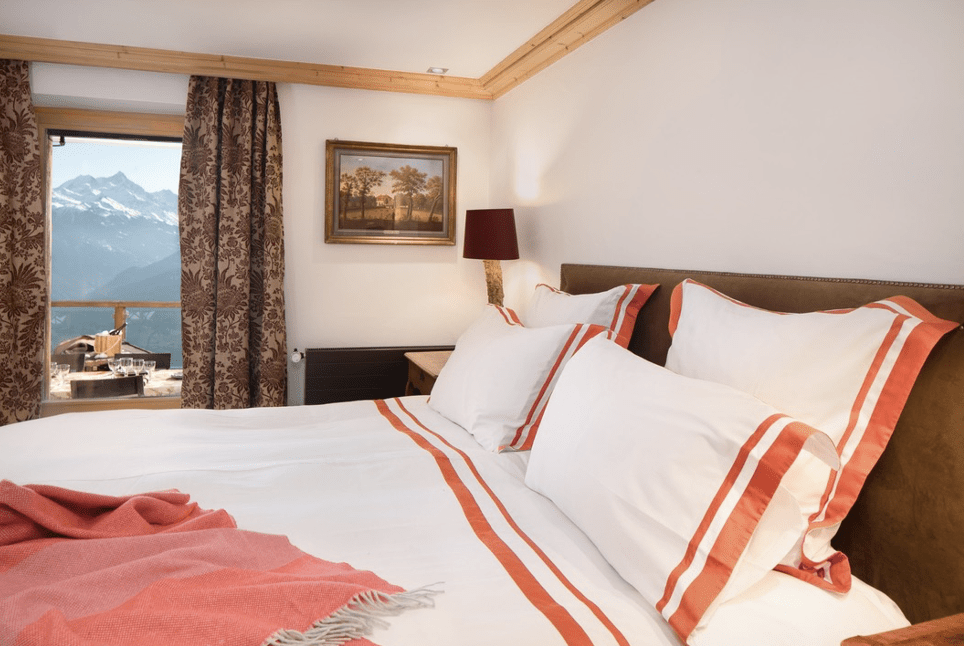 Gemütliches Schlafzimmer mit Bergblick