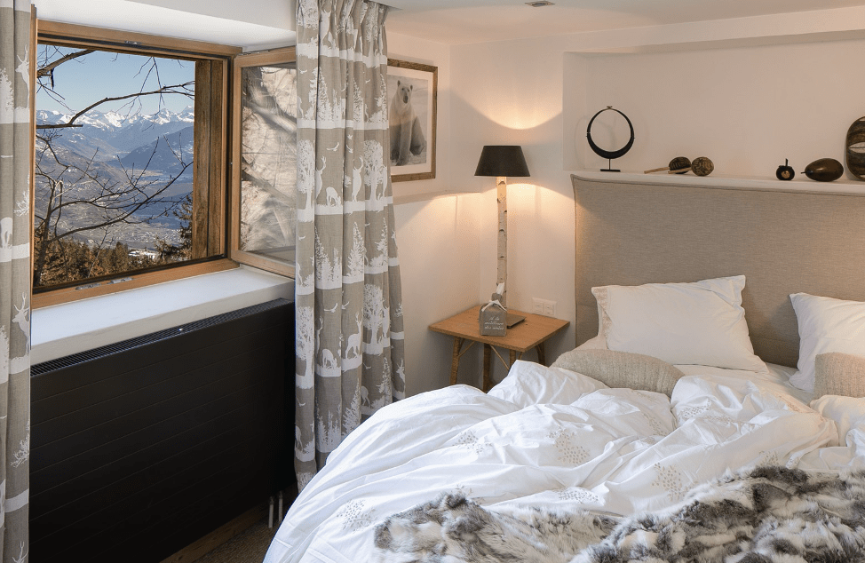 Gemütliches Schlafzimmer mit Bergblick