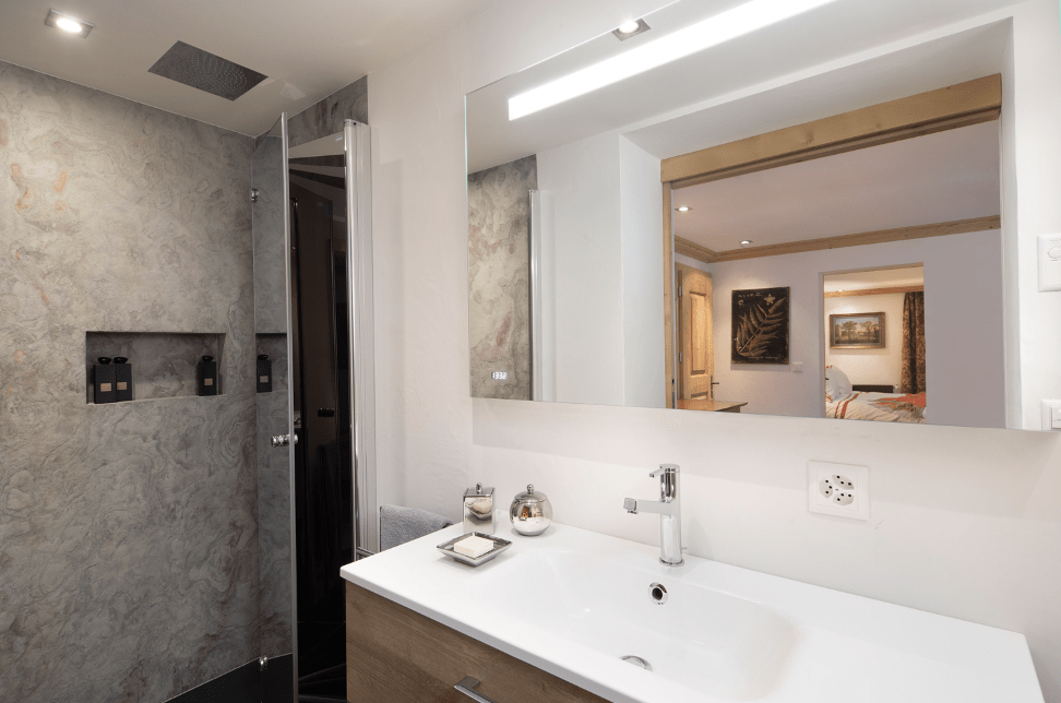 Modernes Badezimmer mit begehbarer Dusche und Waschplatz