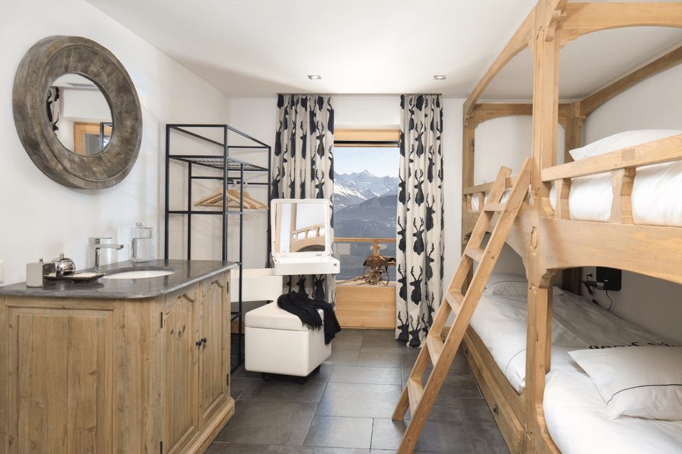 Gemütliches Schlafzimmer mit Etagenbett und Bergblick