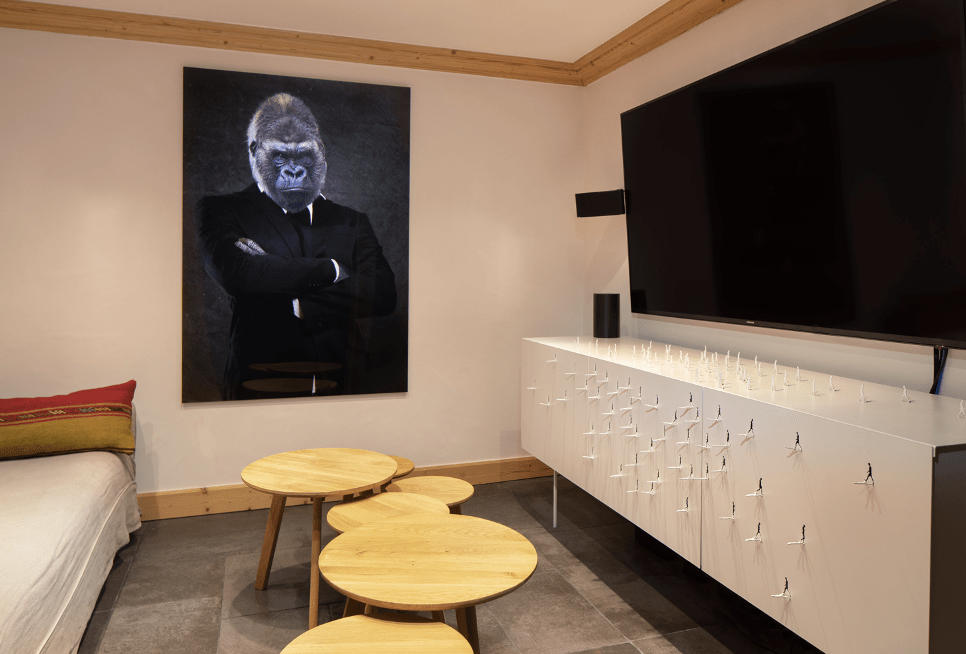 Modernes Wohn-/TV-Zimmer mit auffälligem Kunstwerk