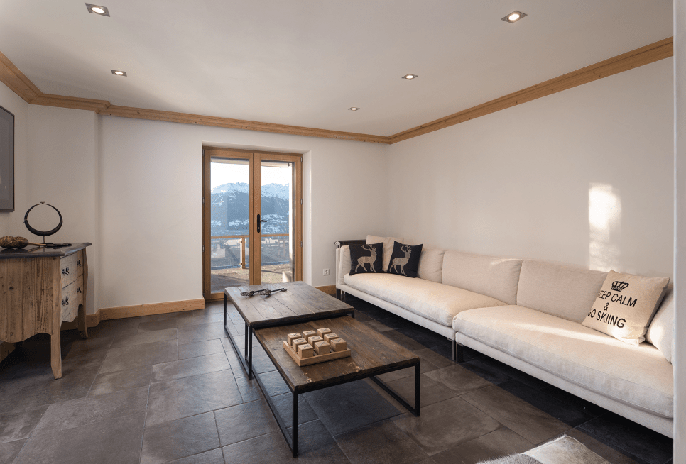 Helles Wohnzimmer mit Bergblick und Zugang zum Balkon