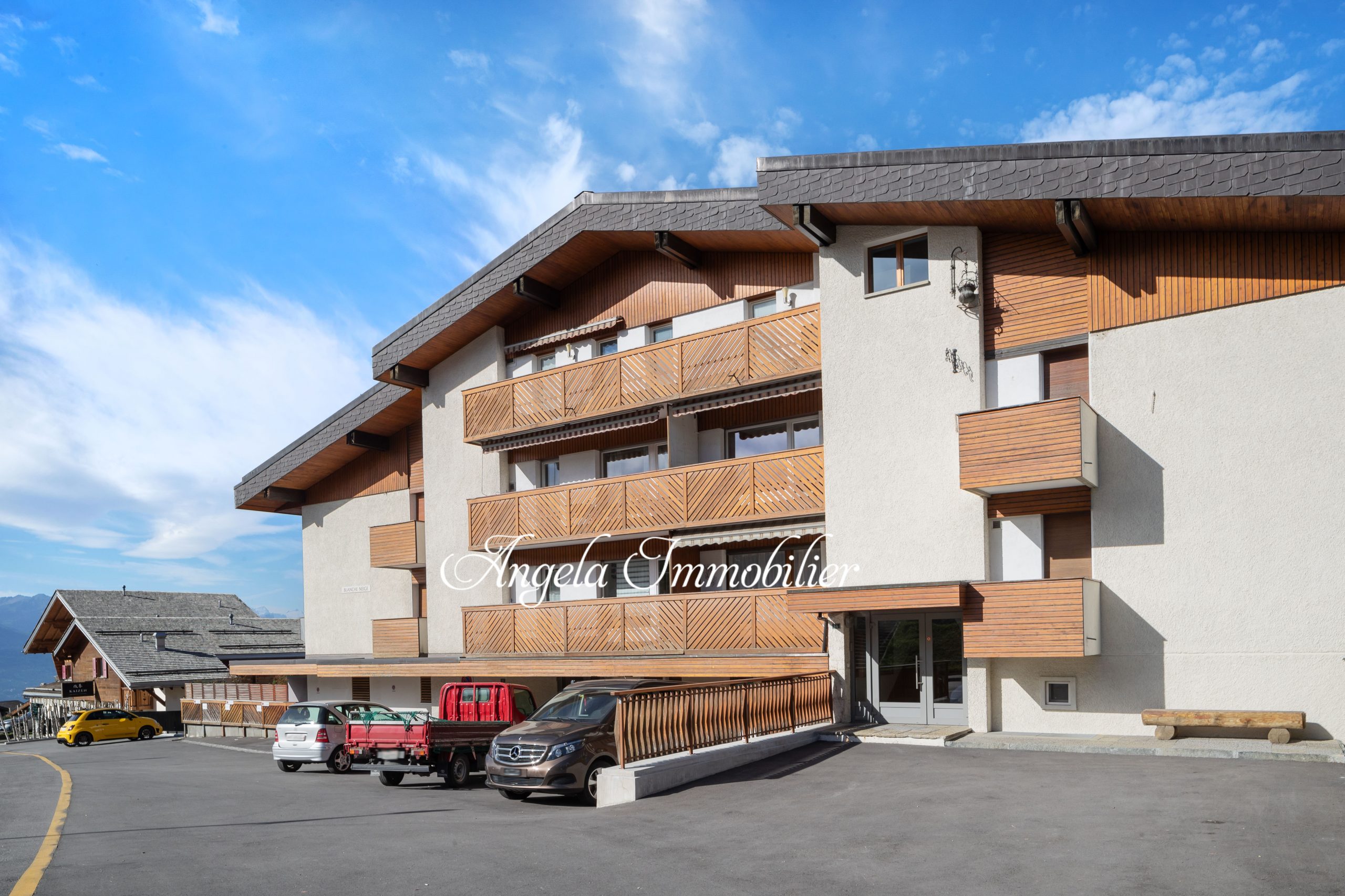 Alpenresort mit Balkonen