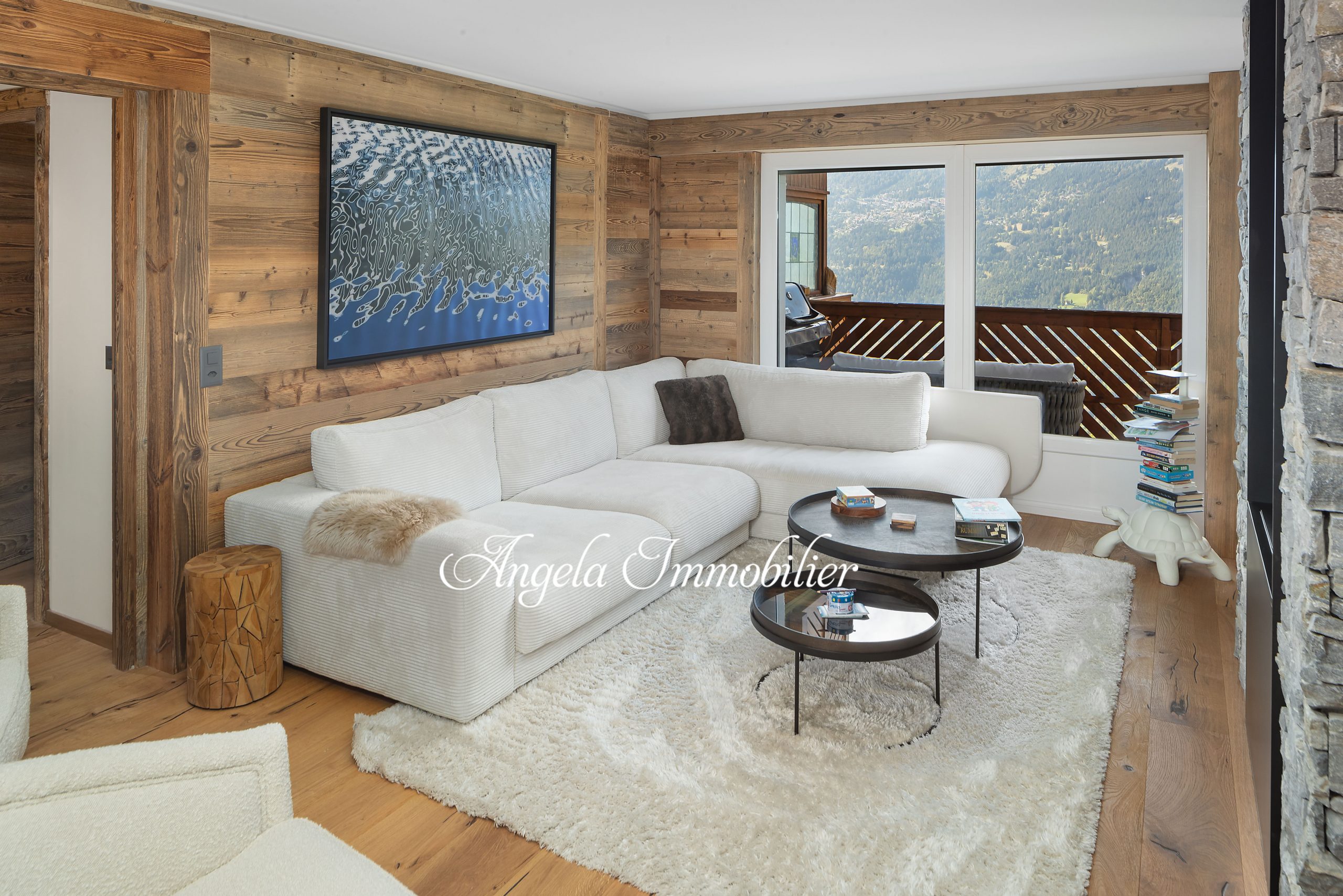 Gemütliches Wohnzimmer mit Bergblick