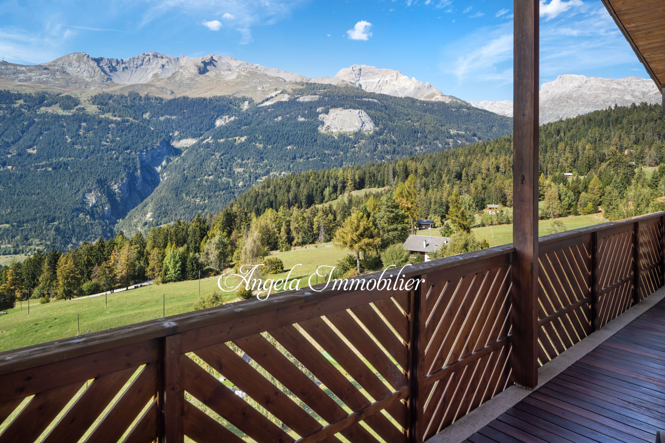 Bergblick von einem Holzbalkon