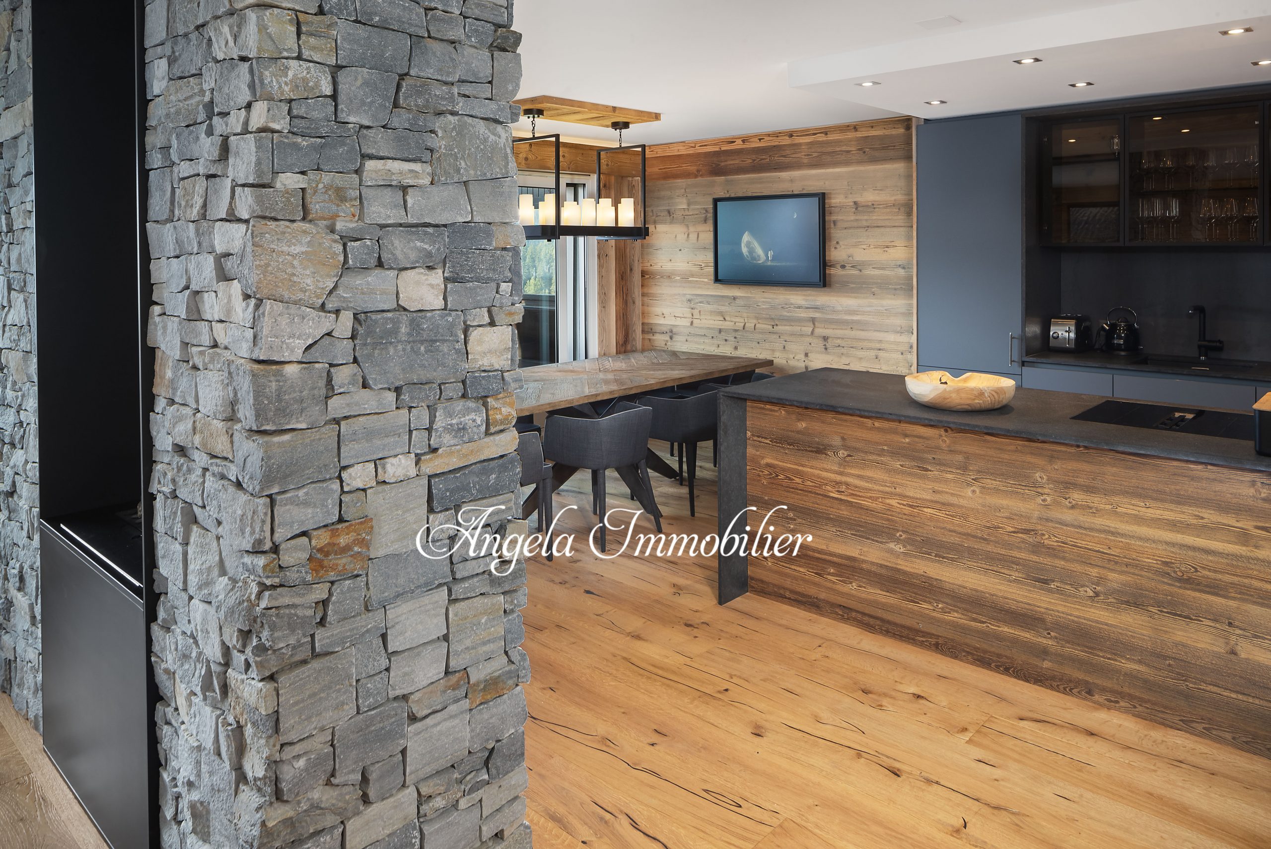 Offene Wohnküche mit Naturstein und Holz