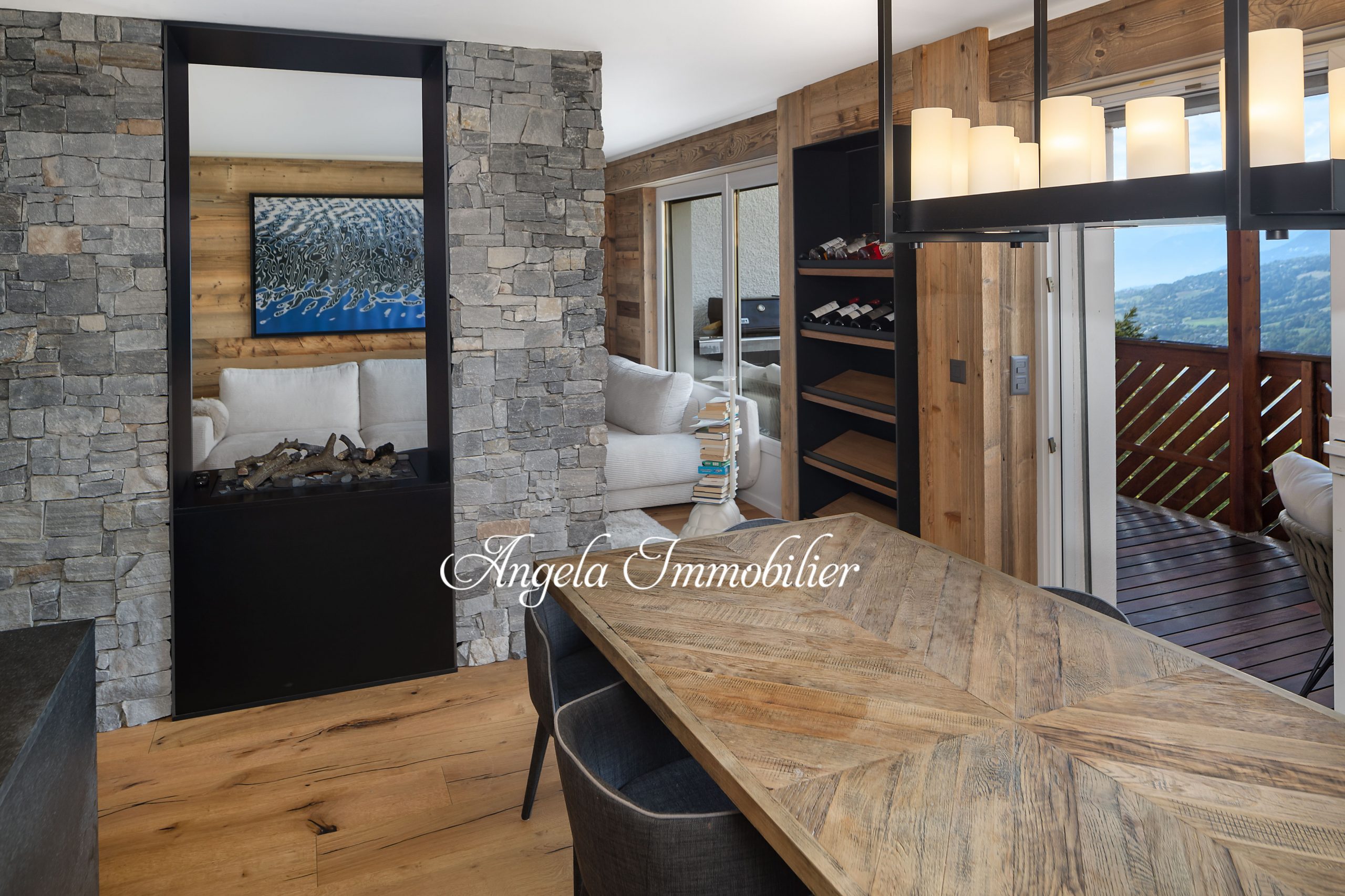 Essbereich mit Natursteinwand und Bergblick