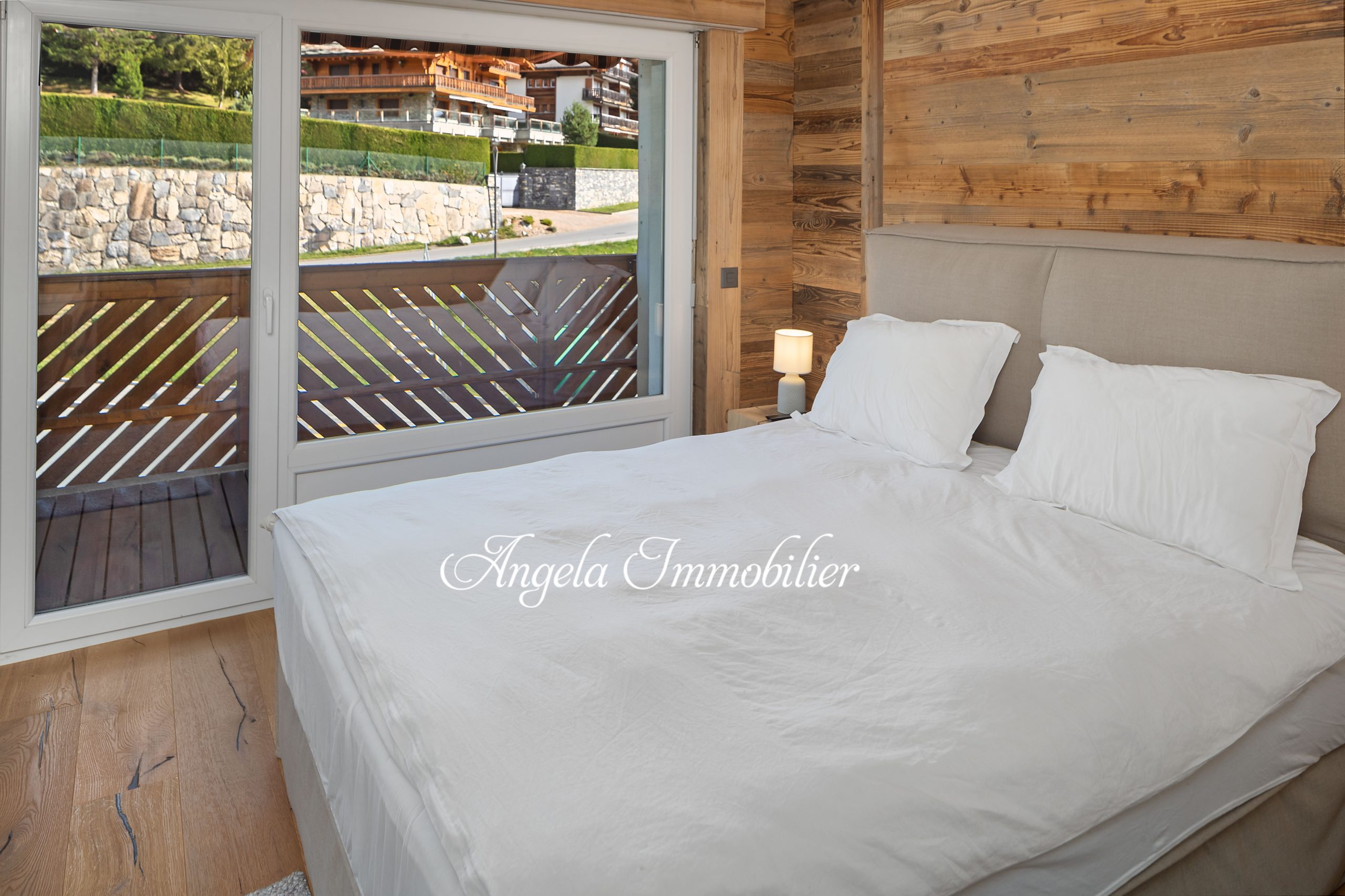 Gemütliches Schlafzimmer mit Alpenblick