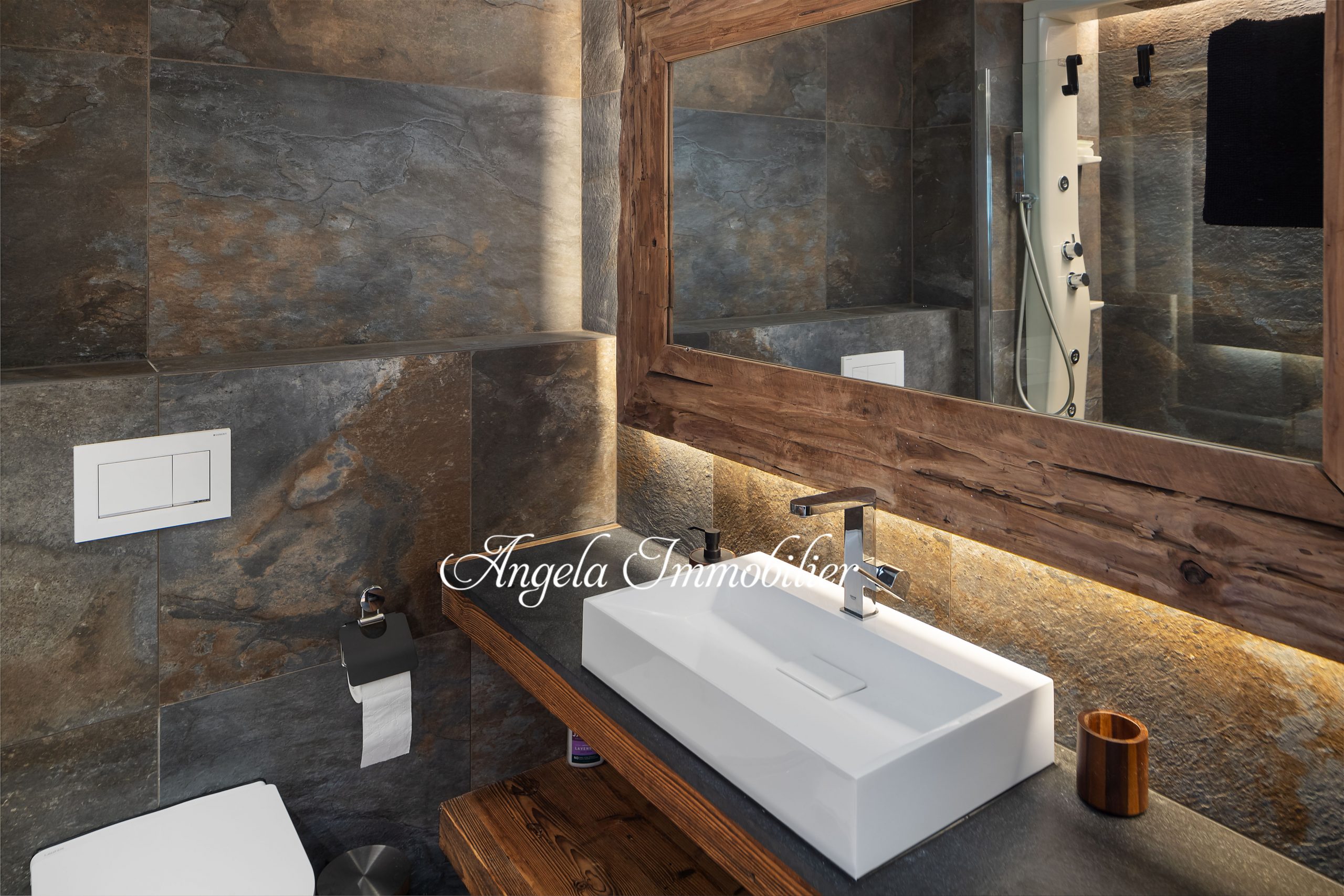 Modernes Bad mit Naturstein und Holz