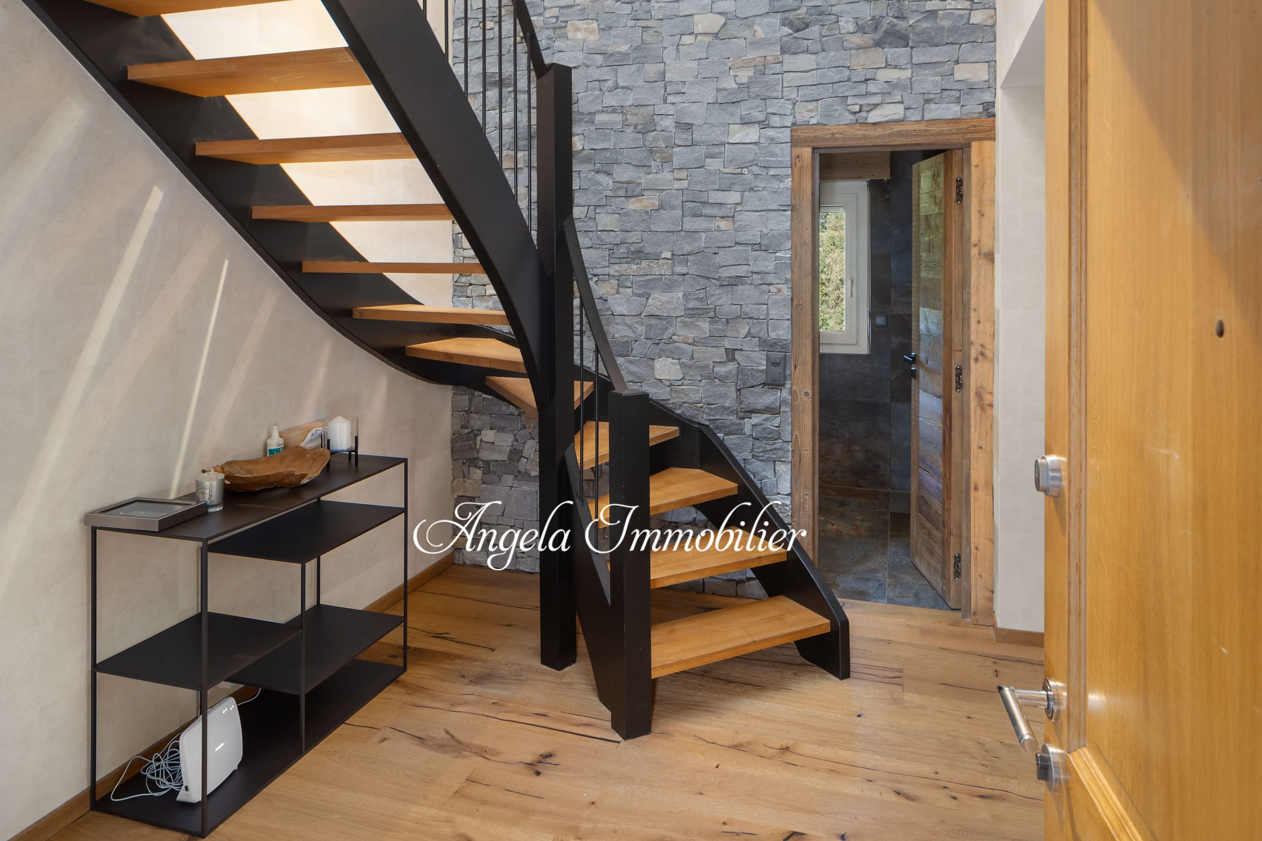Moderner Eingangsbereich mit Treppe