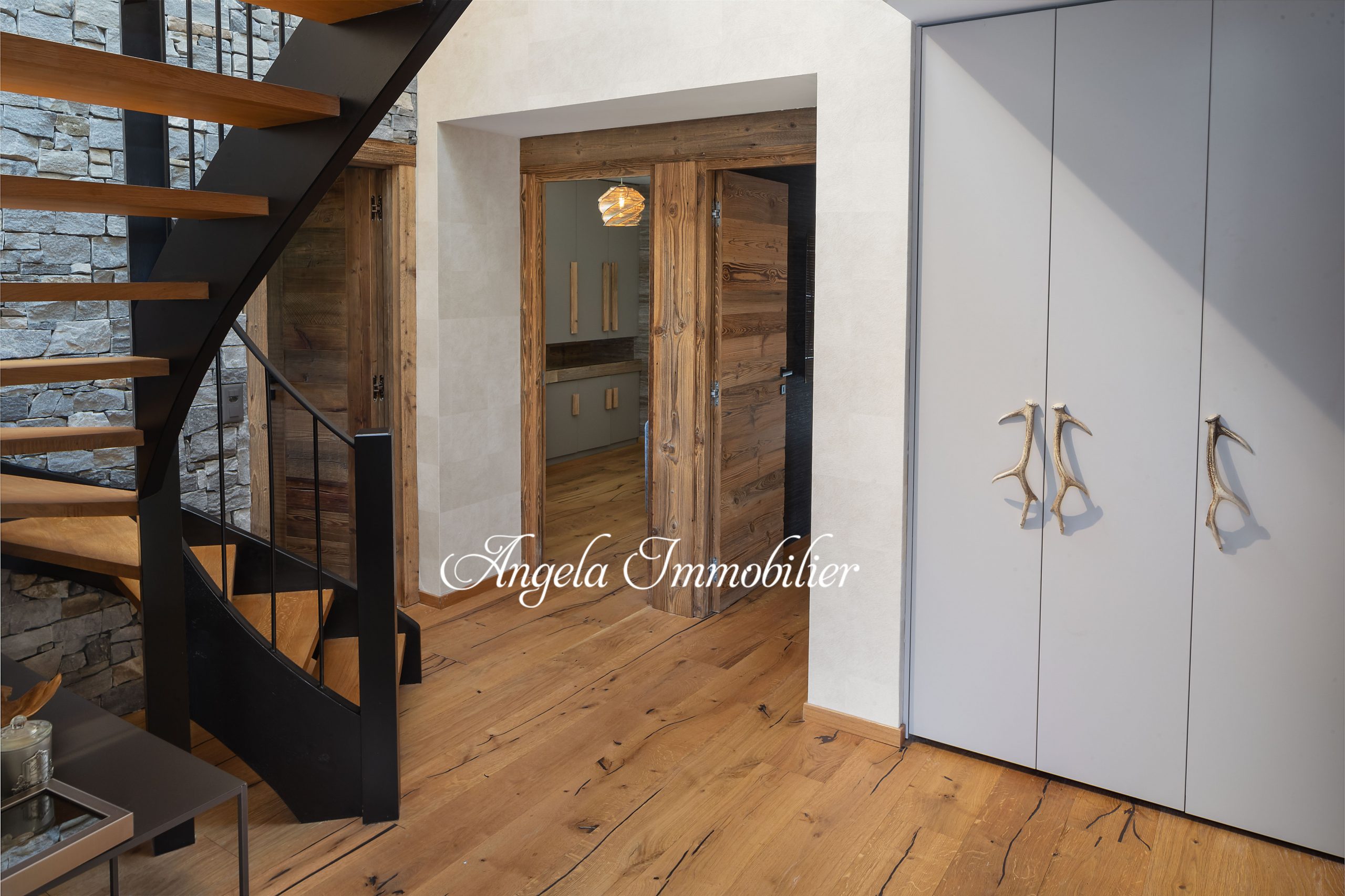 Flur mit Treppe und Einbauschrank