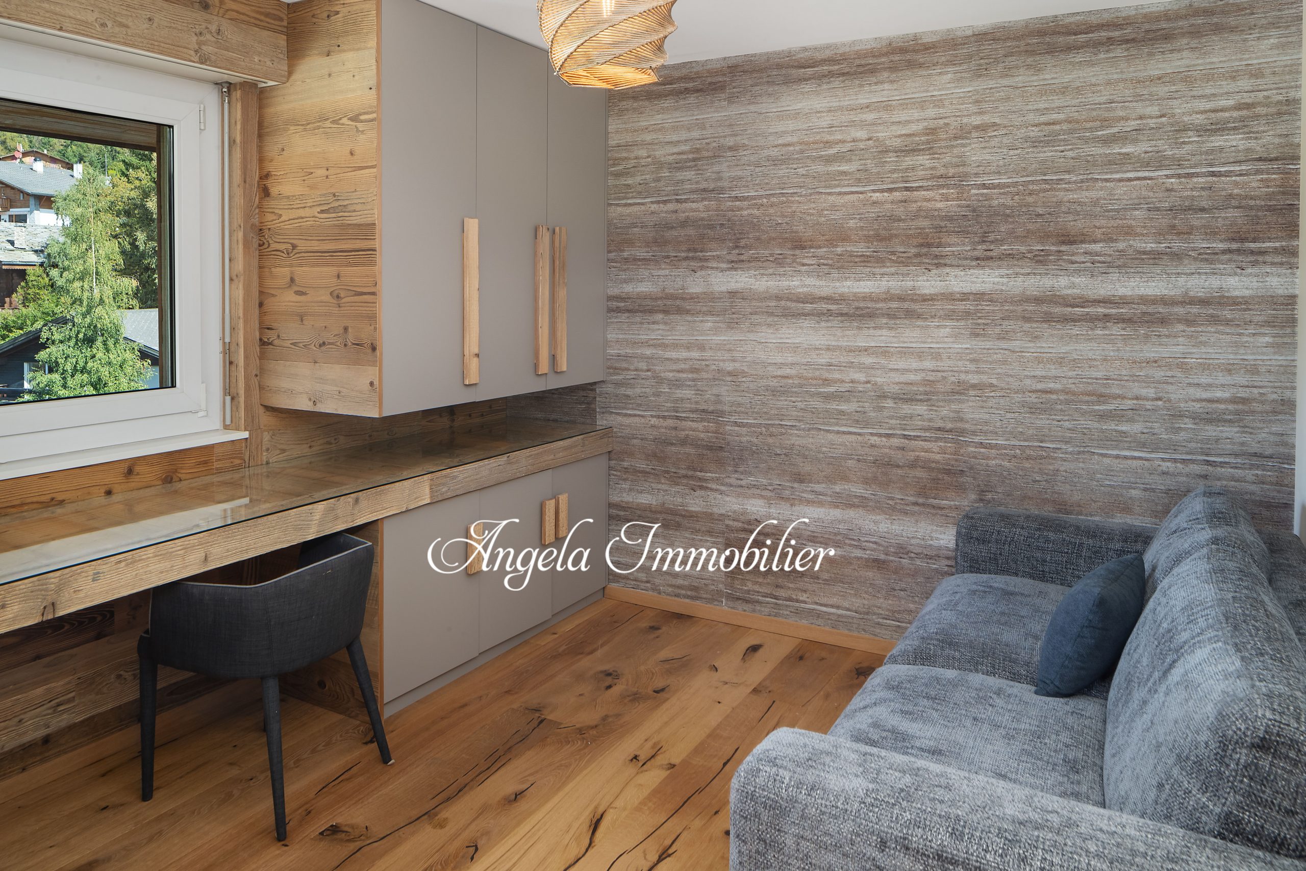 Gemütliches Wohn- oder Arbeitszimmer mit Holzausstattung