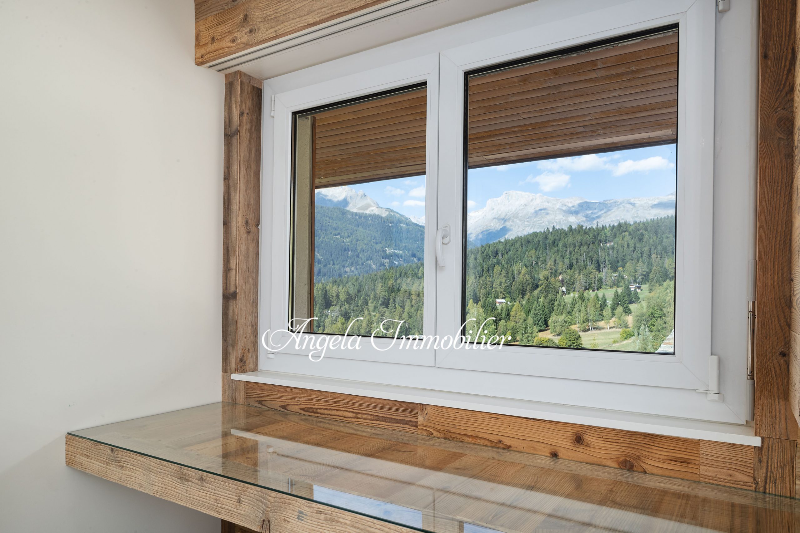 Fenster mit Bergblick