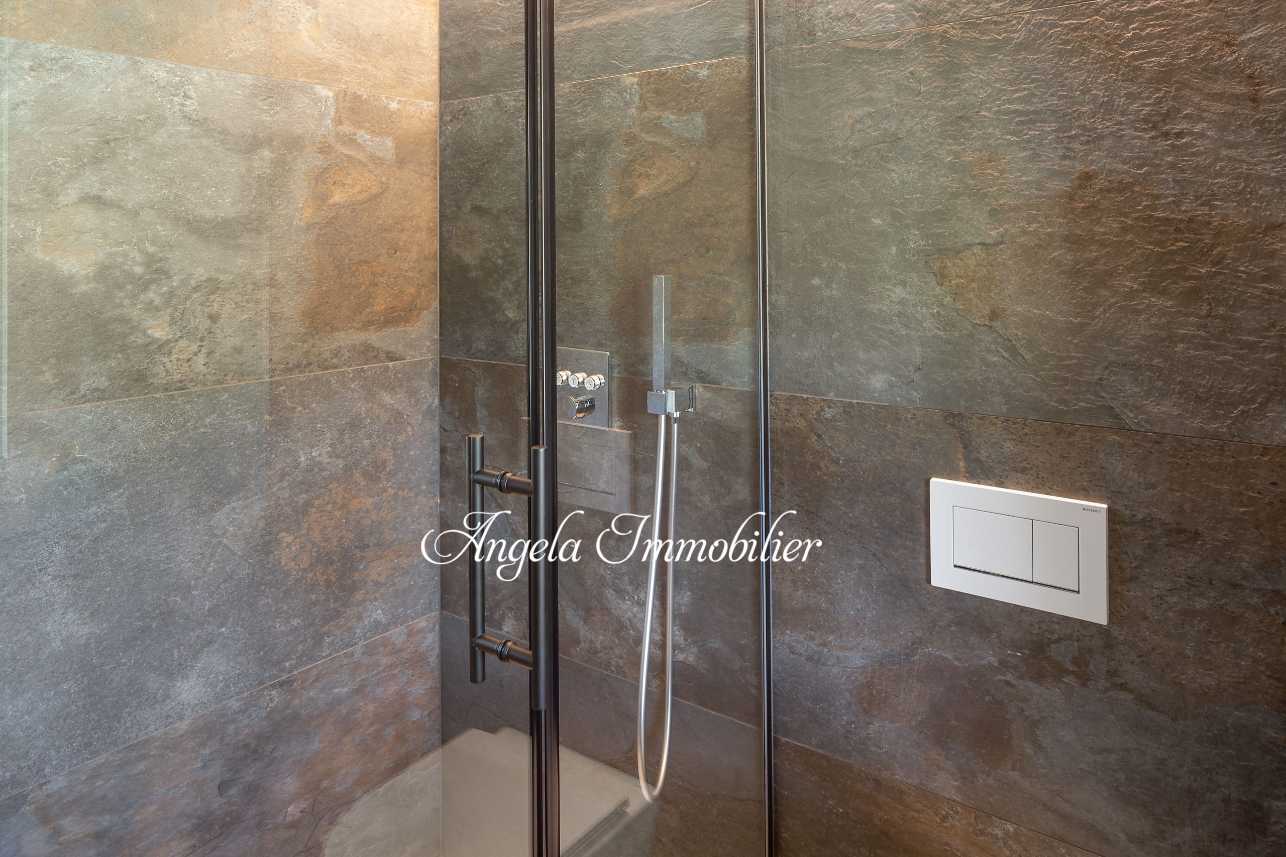 Moderne begehbare Dusche mit Natursteinwänden