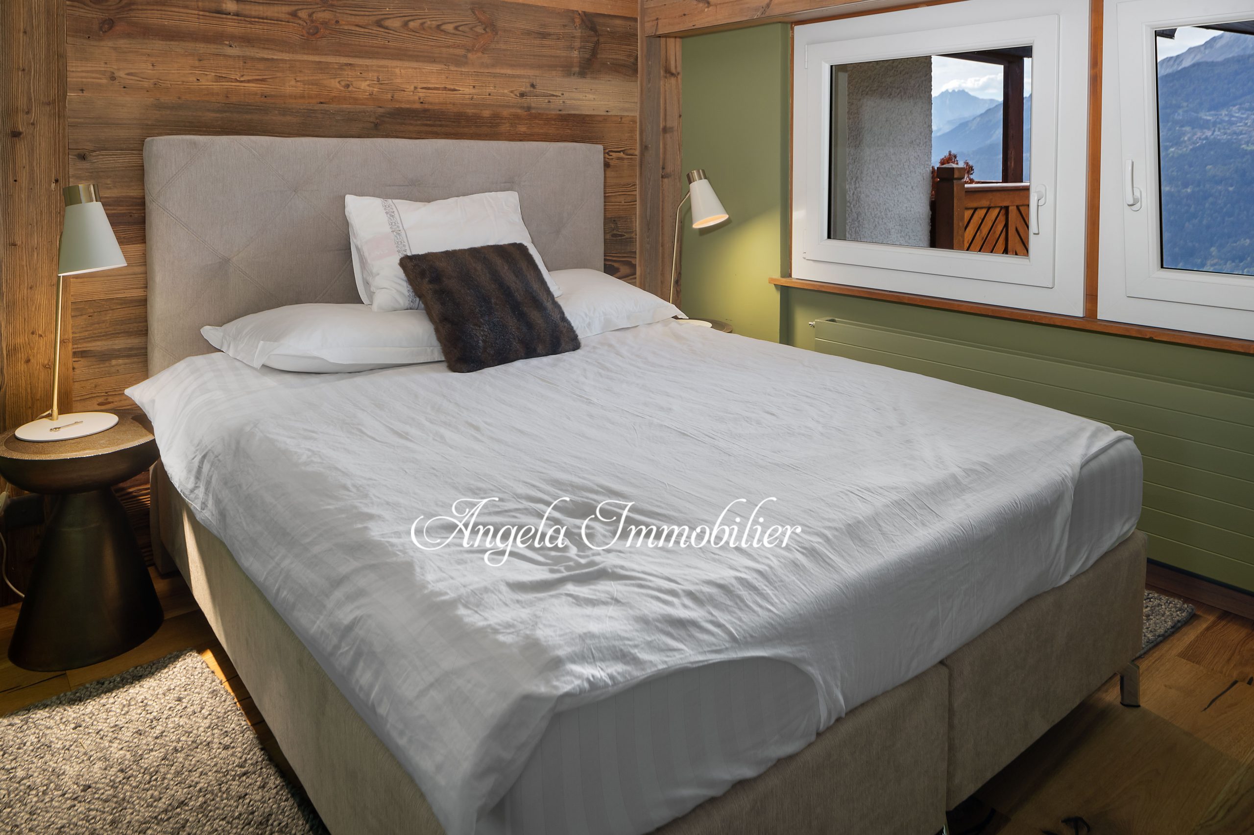 Gemütliches Schlafzimmer mit Bergblick