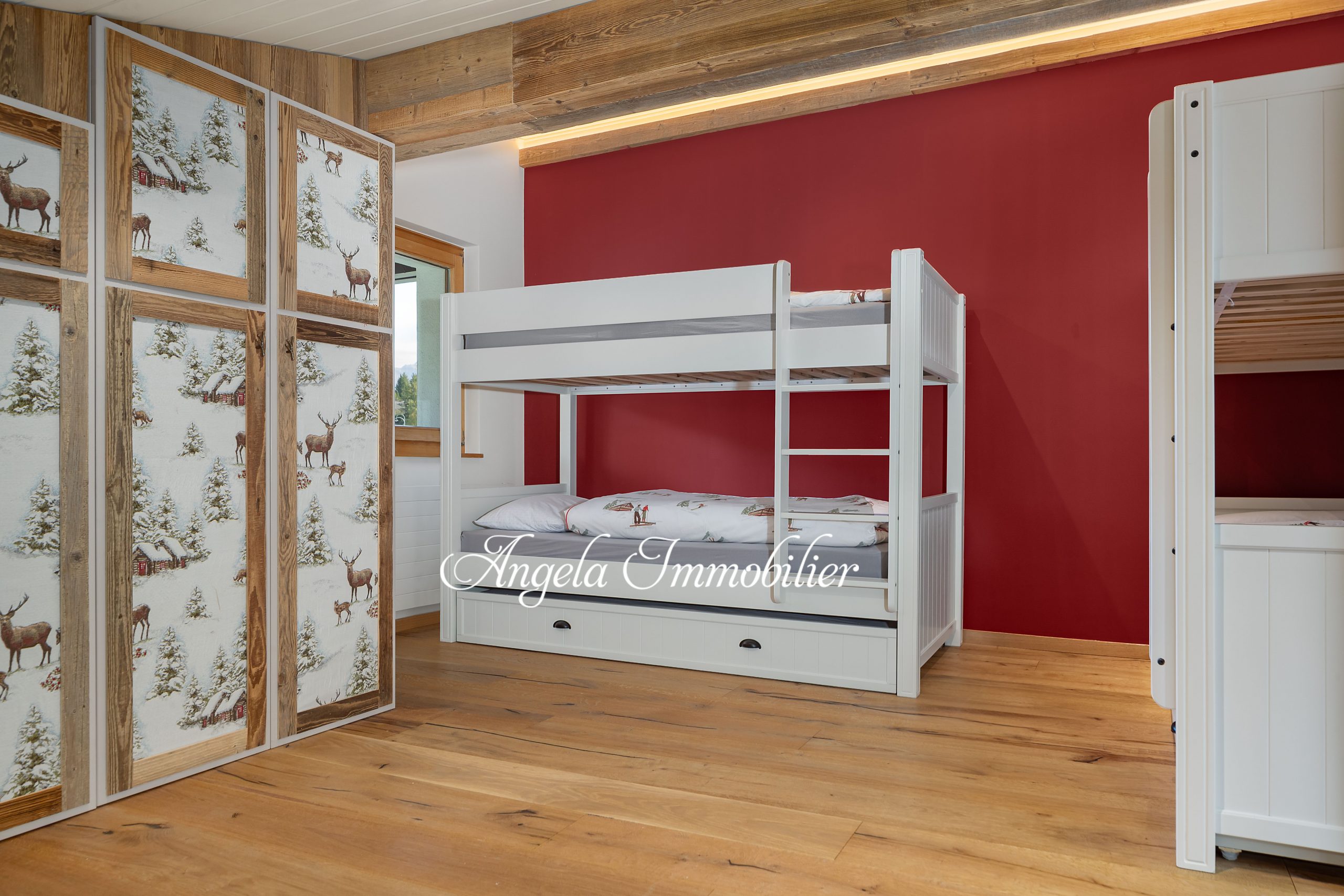 Kinderzimmer mit Etagenbett und Schrank