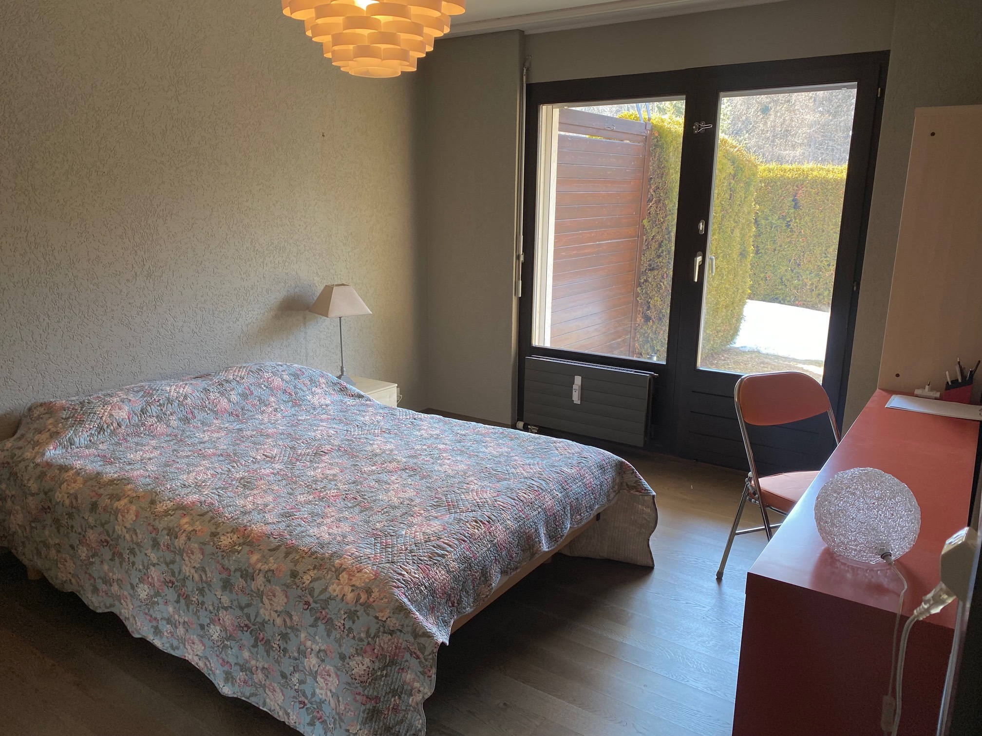 Schlafzimmer mit Balkon- bzw. Terrassenzugang