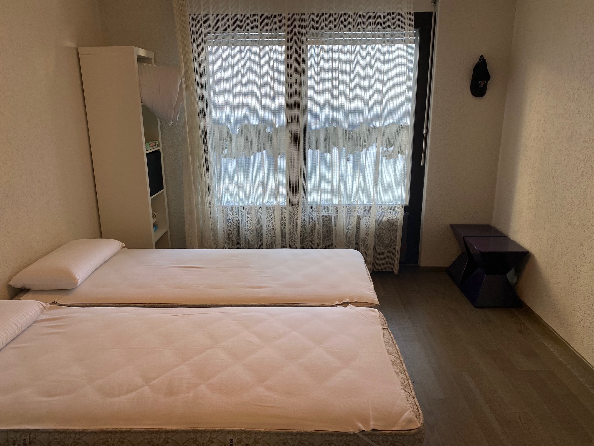 Schlichtes Schlafzimmer mit zwei Betten