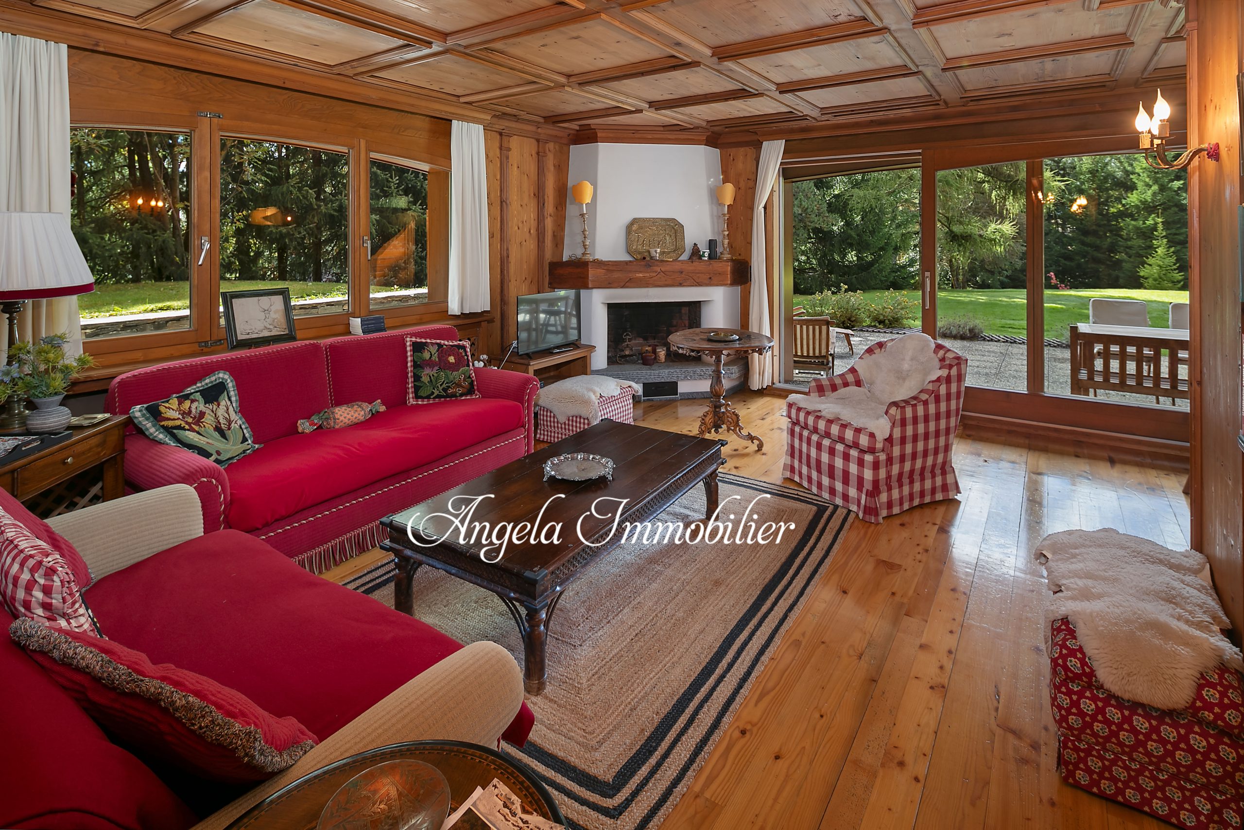 Gemütliches Wohnzimmer mit viel Holz und Gartenblick