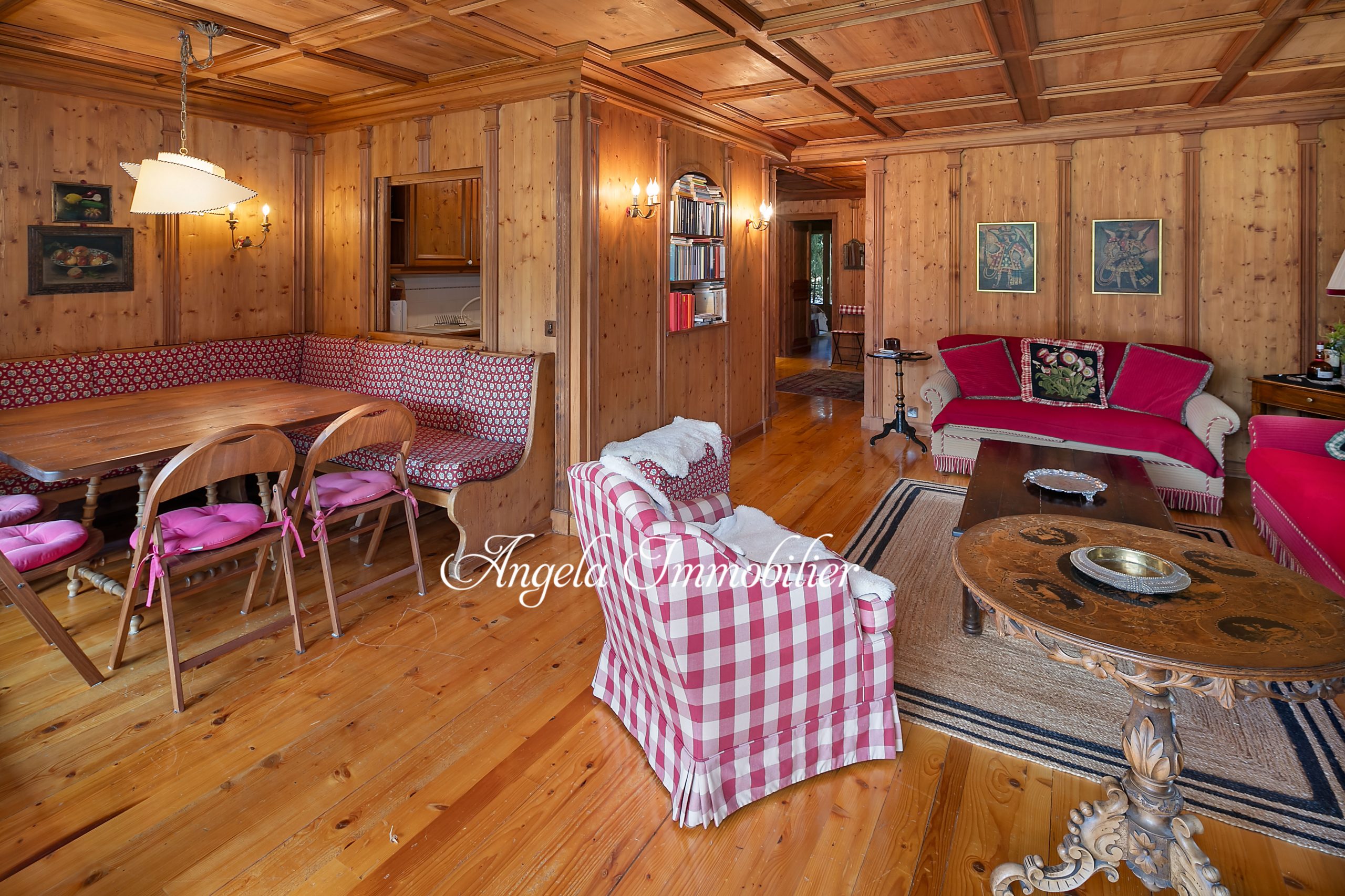 Gemütliches, holzvertäfeltes Wohnzimmer mit Essecke