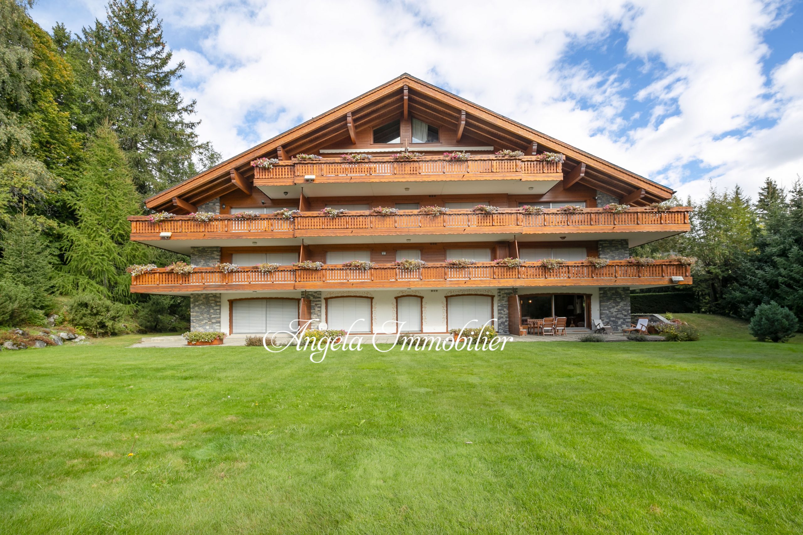 Alpenchalet mit großzügigen Balkonen