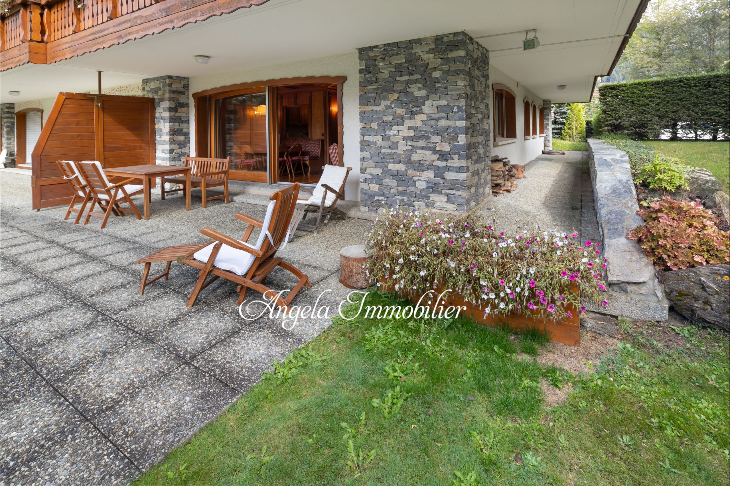 Überdachte Terrasse mit Gartenmöbeln