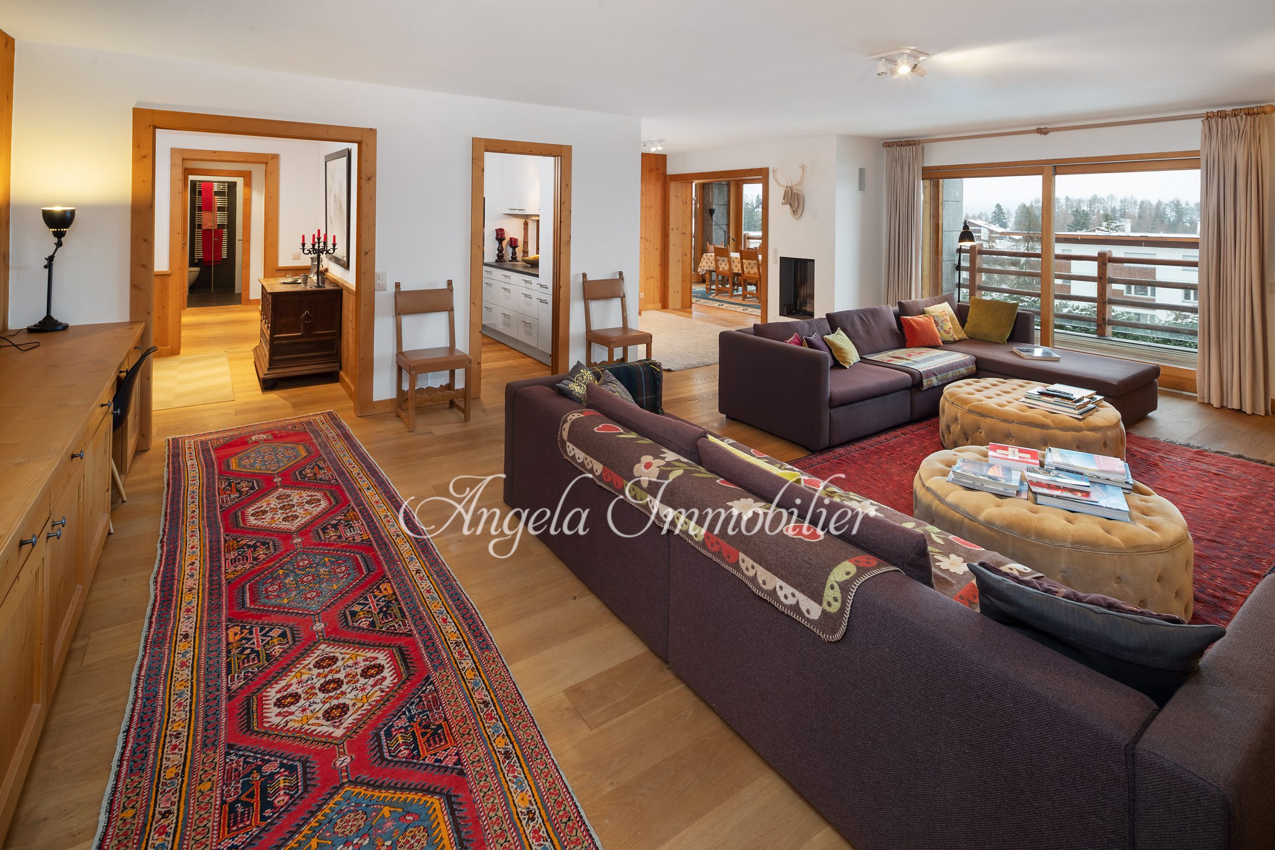 Großzügiges Wohnzimmer mit Ausblick