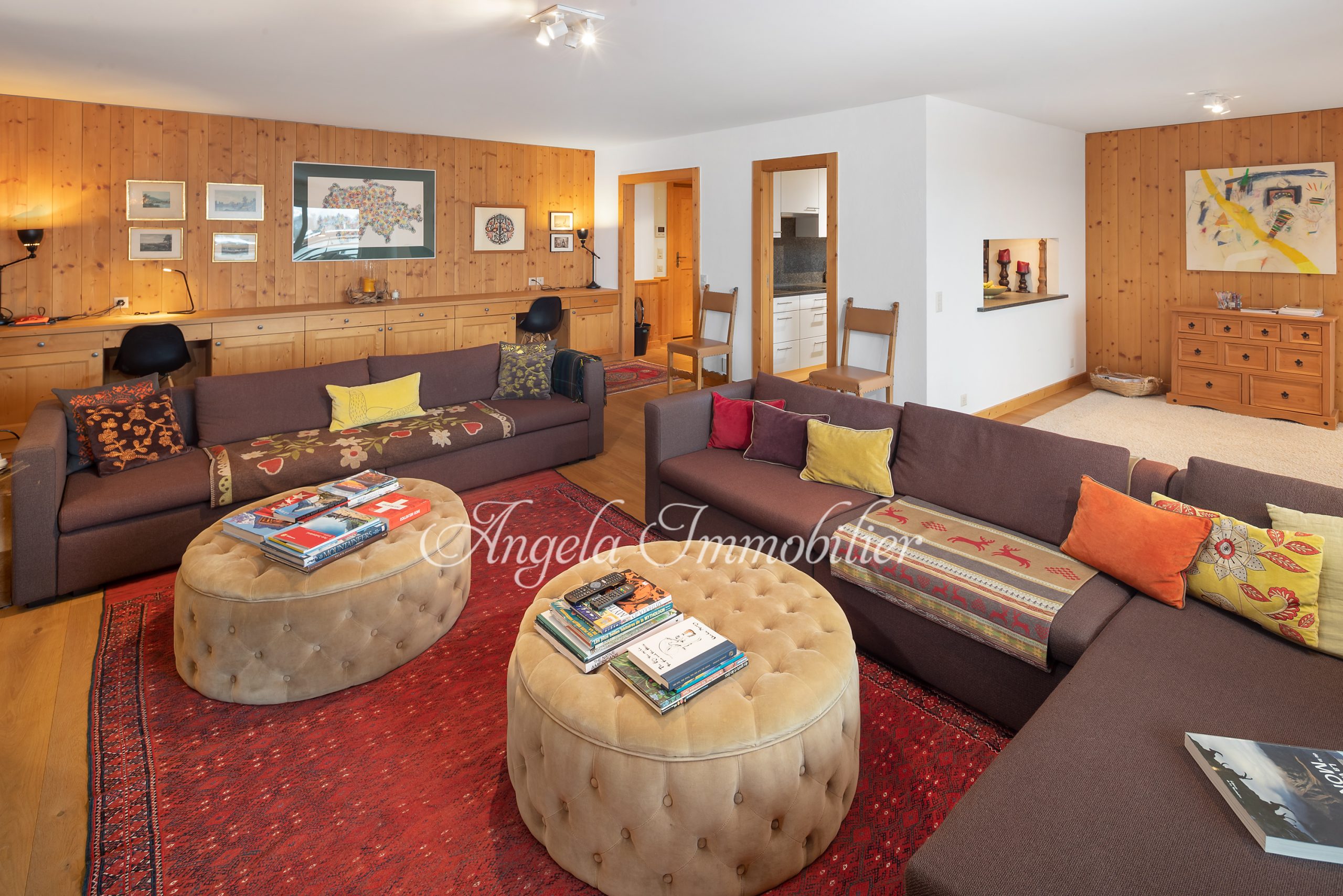 Großzügiges Wohnzimmer mit Holzvertäfelung