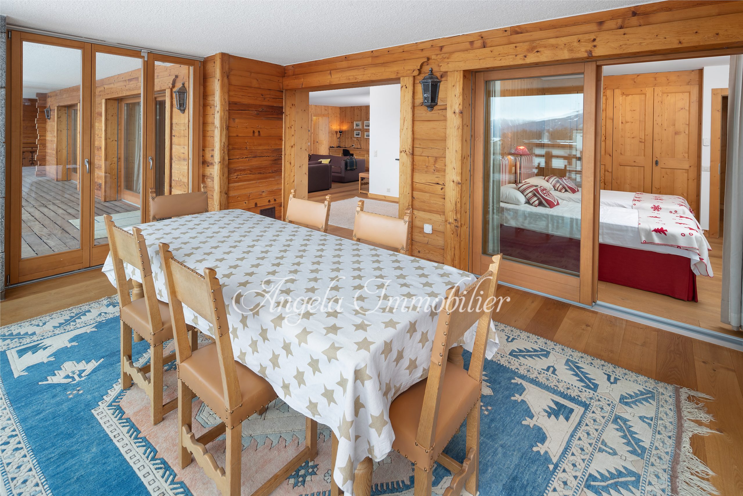 Essbereich mit Holzverkleidung und Blick ins Schlafzimmer