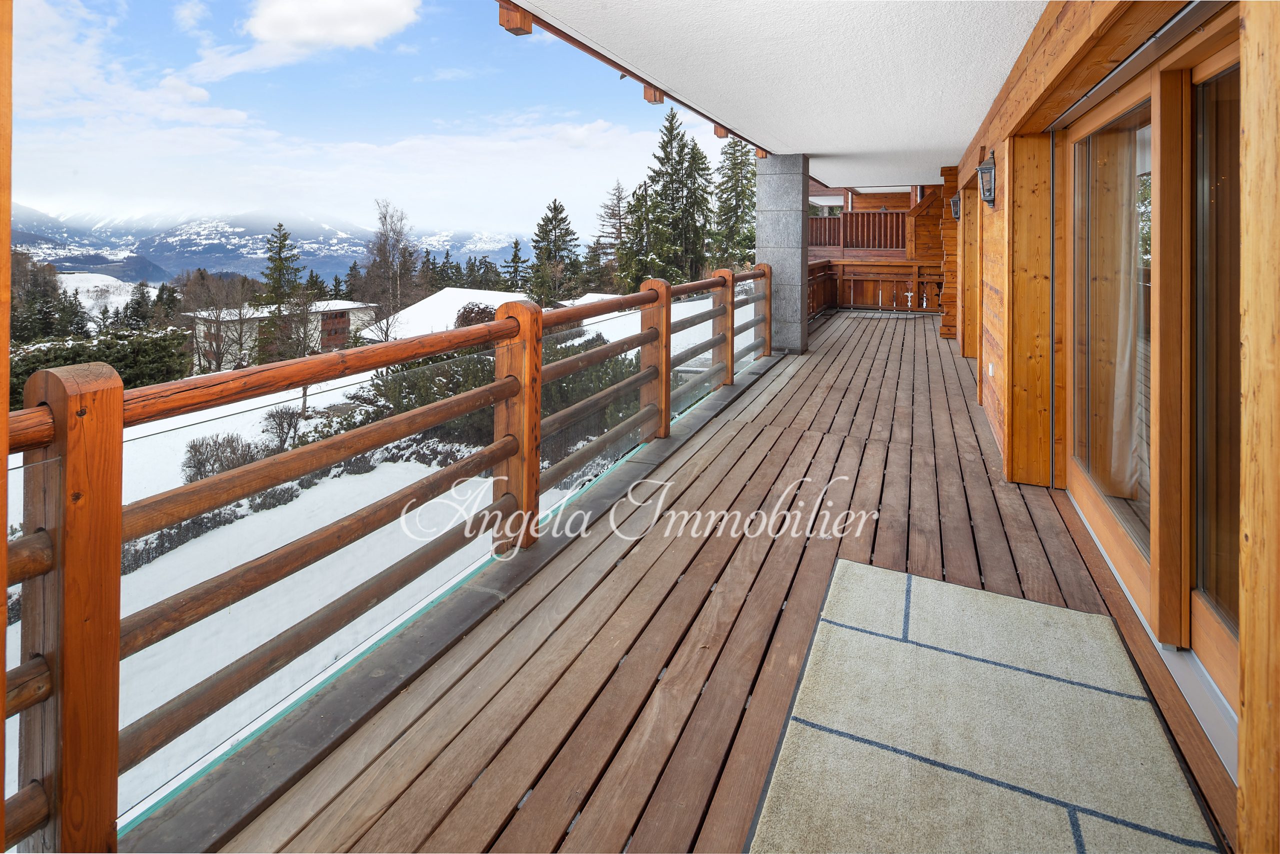 Alpenbalkon mit Bergblick