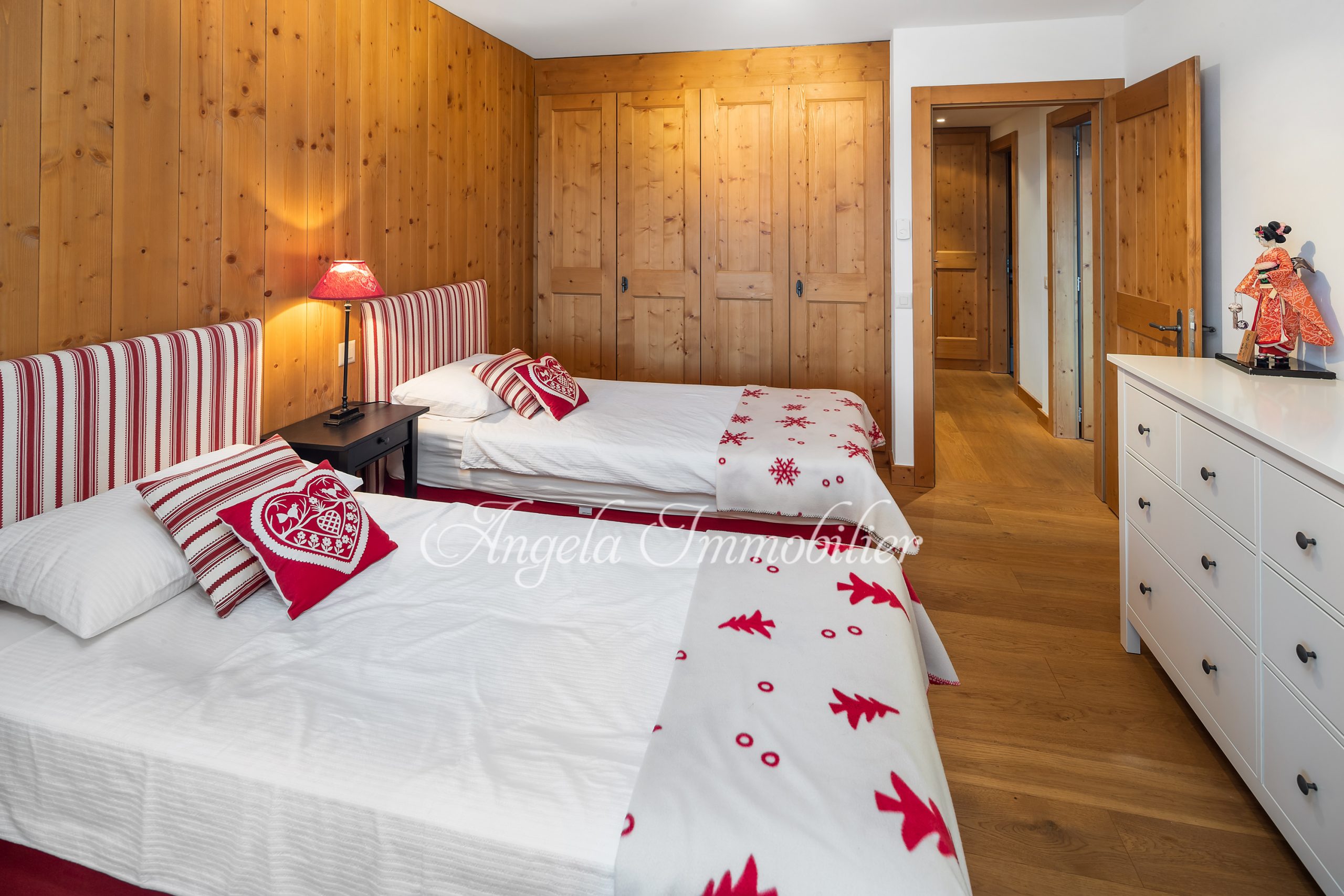 Gemütliches Schlafzimmer mit Holzvertäfelung
