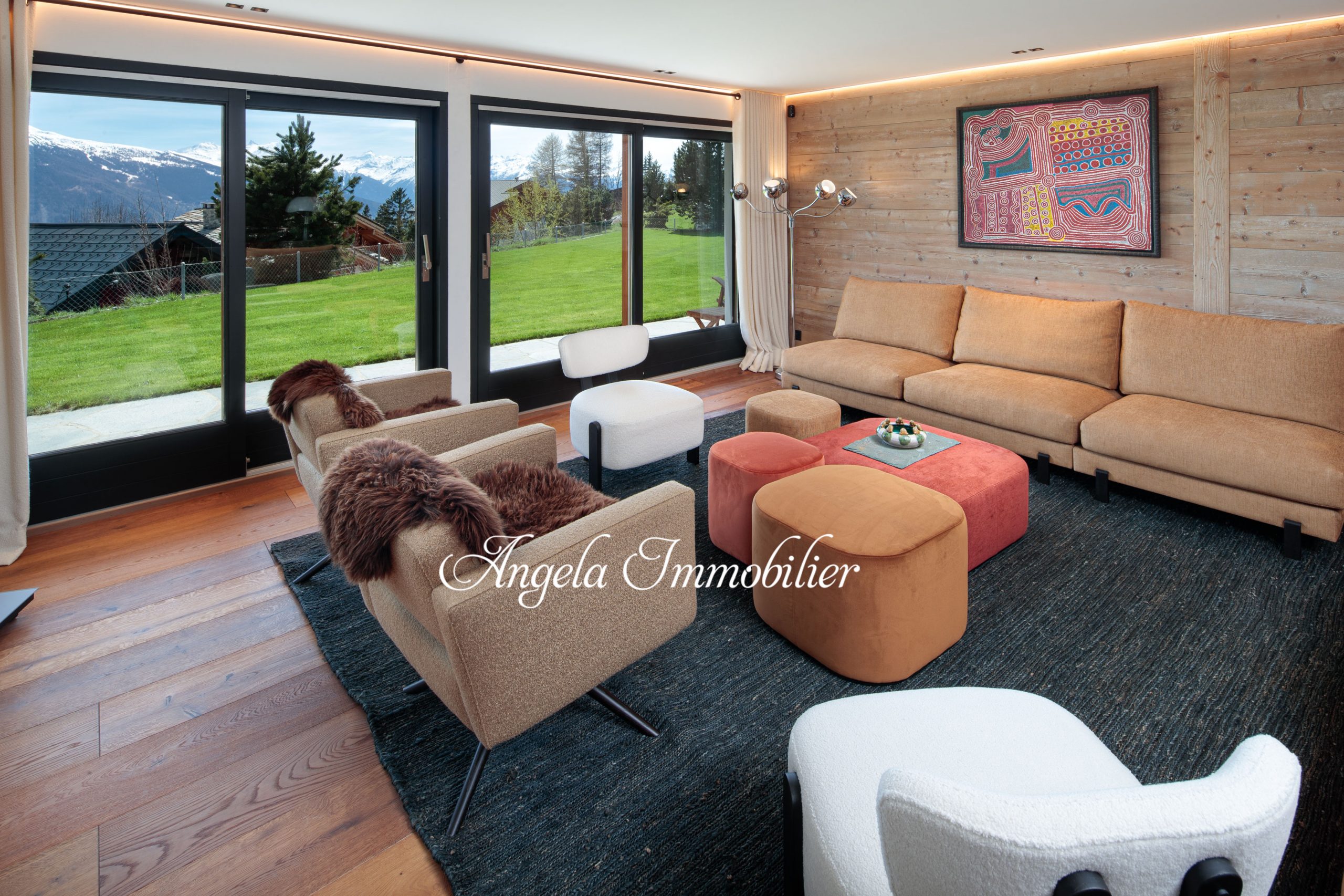Modernes Wohnzimmer mit Bergblick