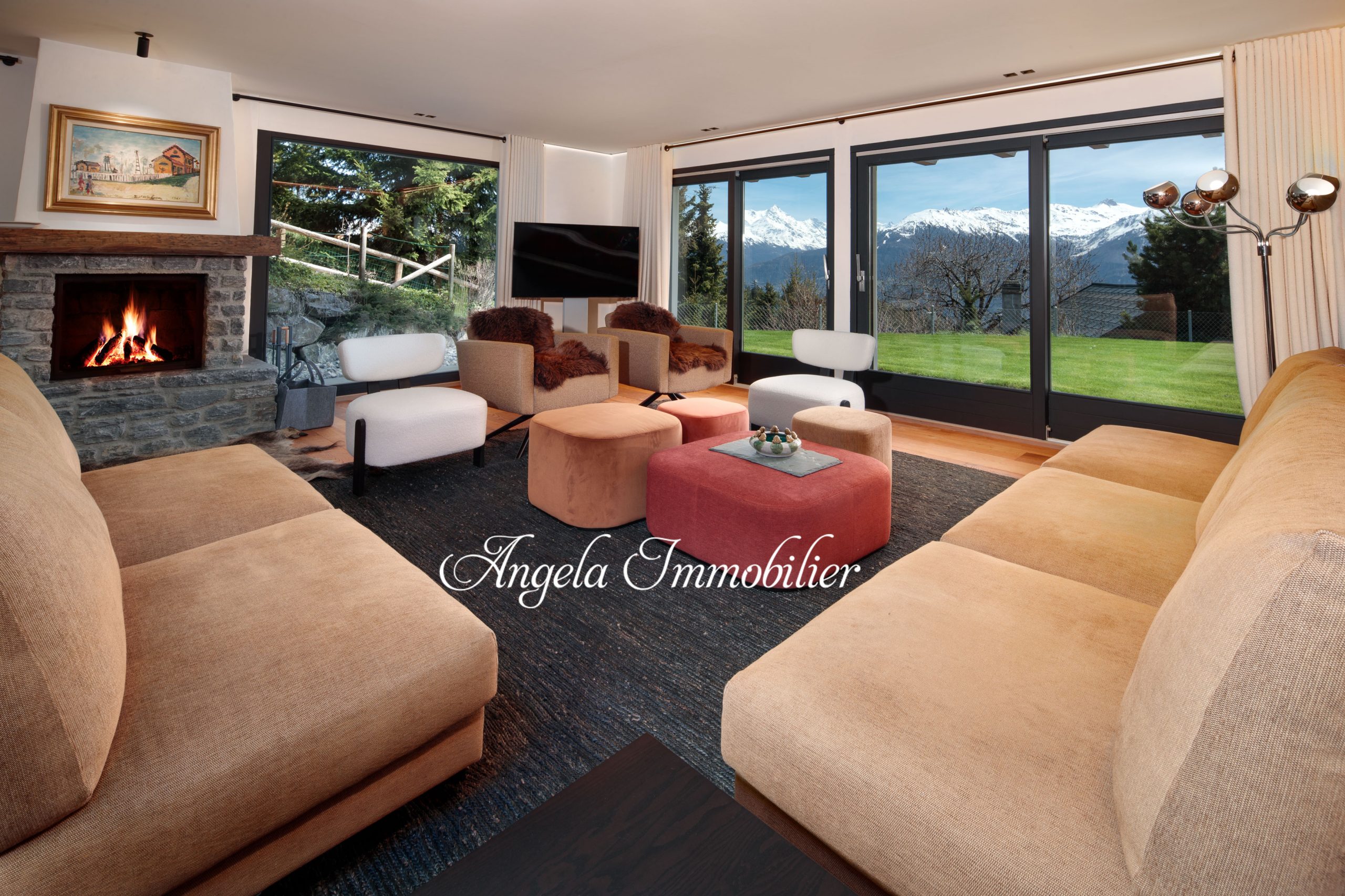 Wohnzimmer mit Kamin und Bergblick