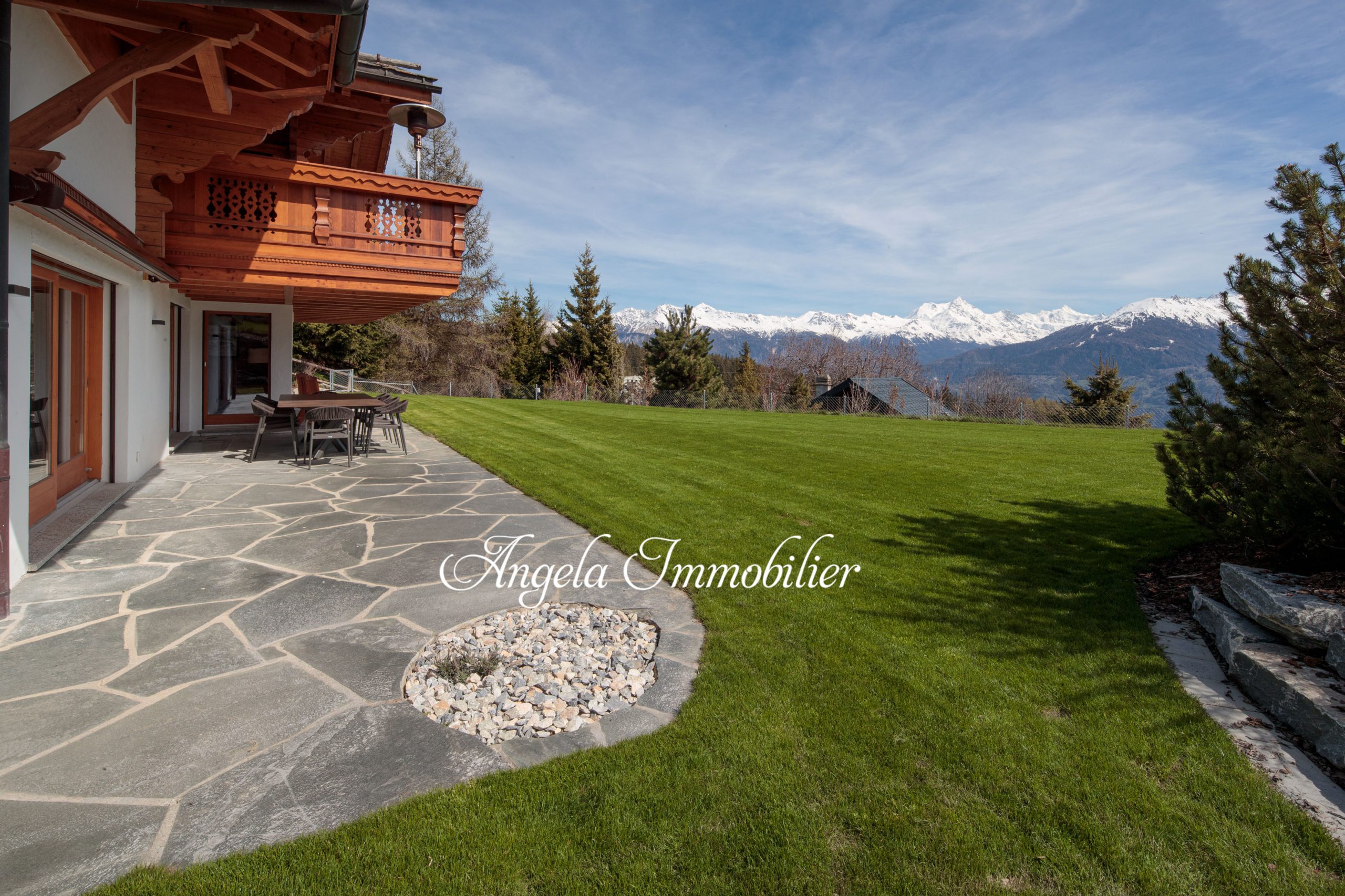 Alpenhaus mit Terrasse und Bergblick