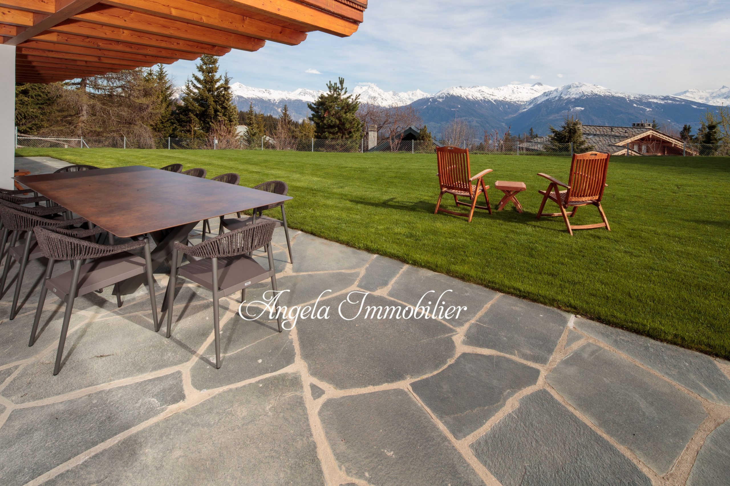 Terrasse mit Bergblick